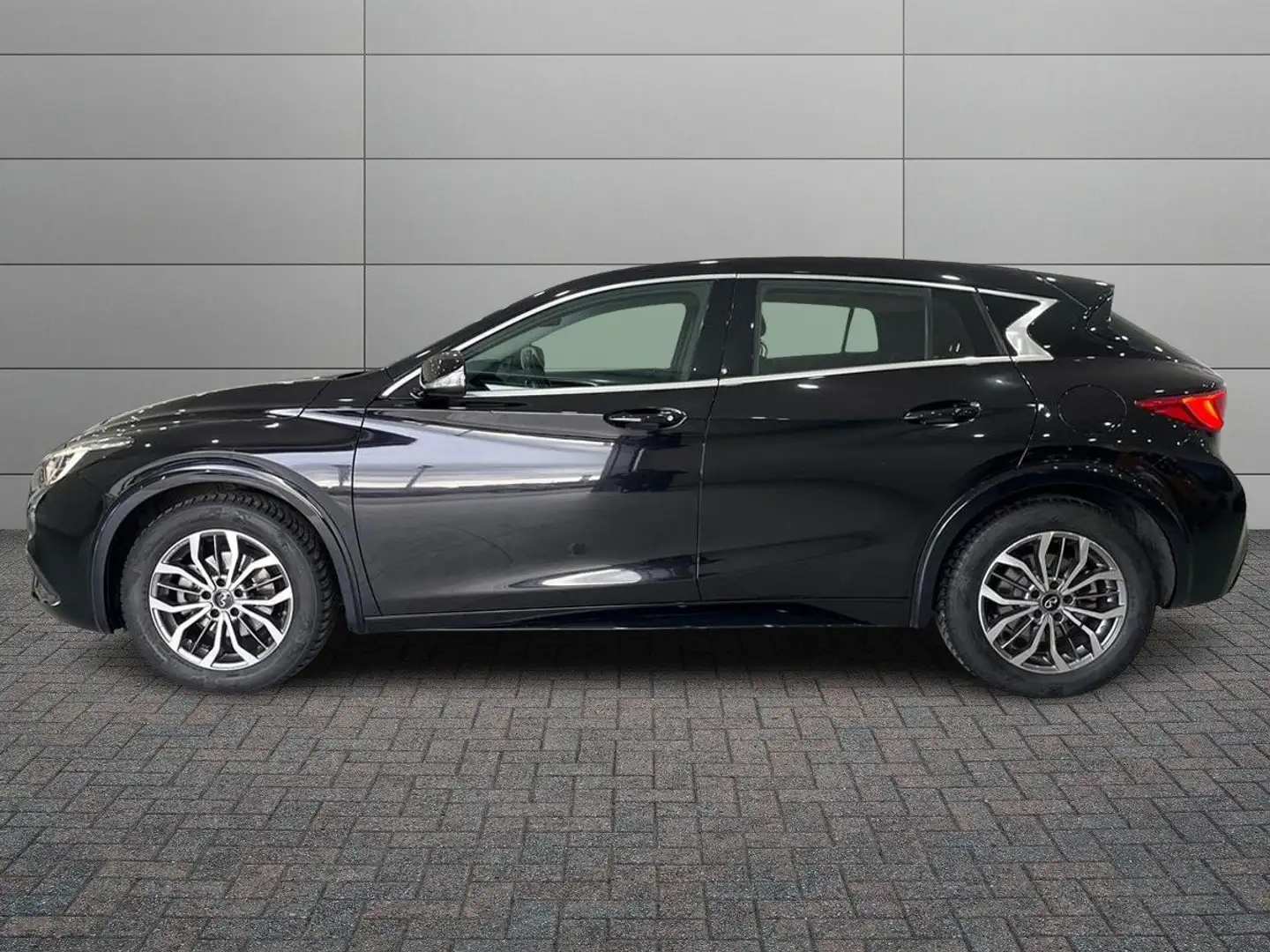 Infiniti Q30 Q30 1.5d 109cv Schwarz - 2