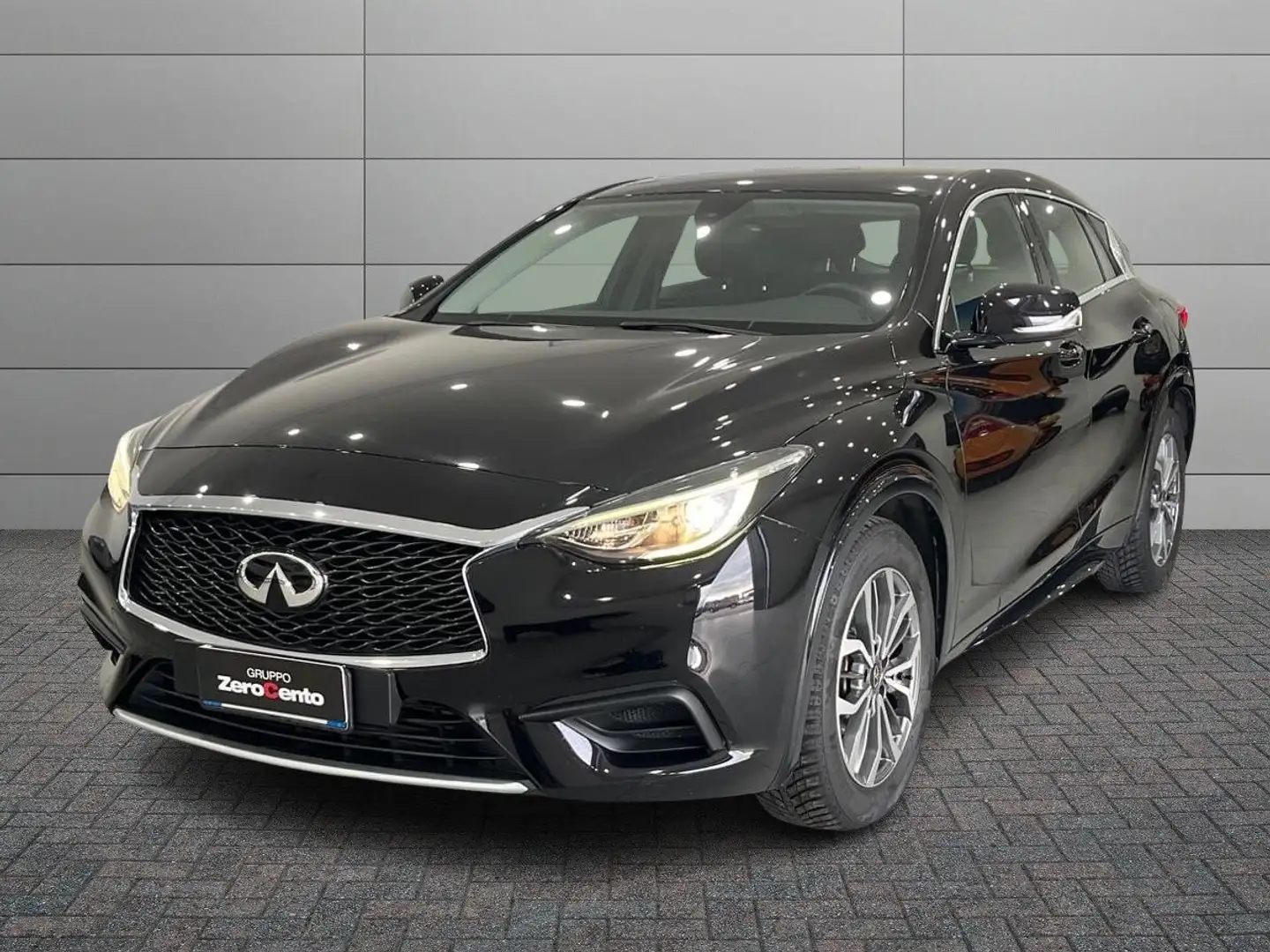Infiniti Q30 Q30 1.5d 109cv Schwarz - 1