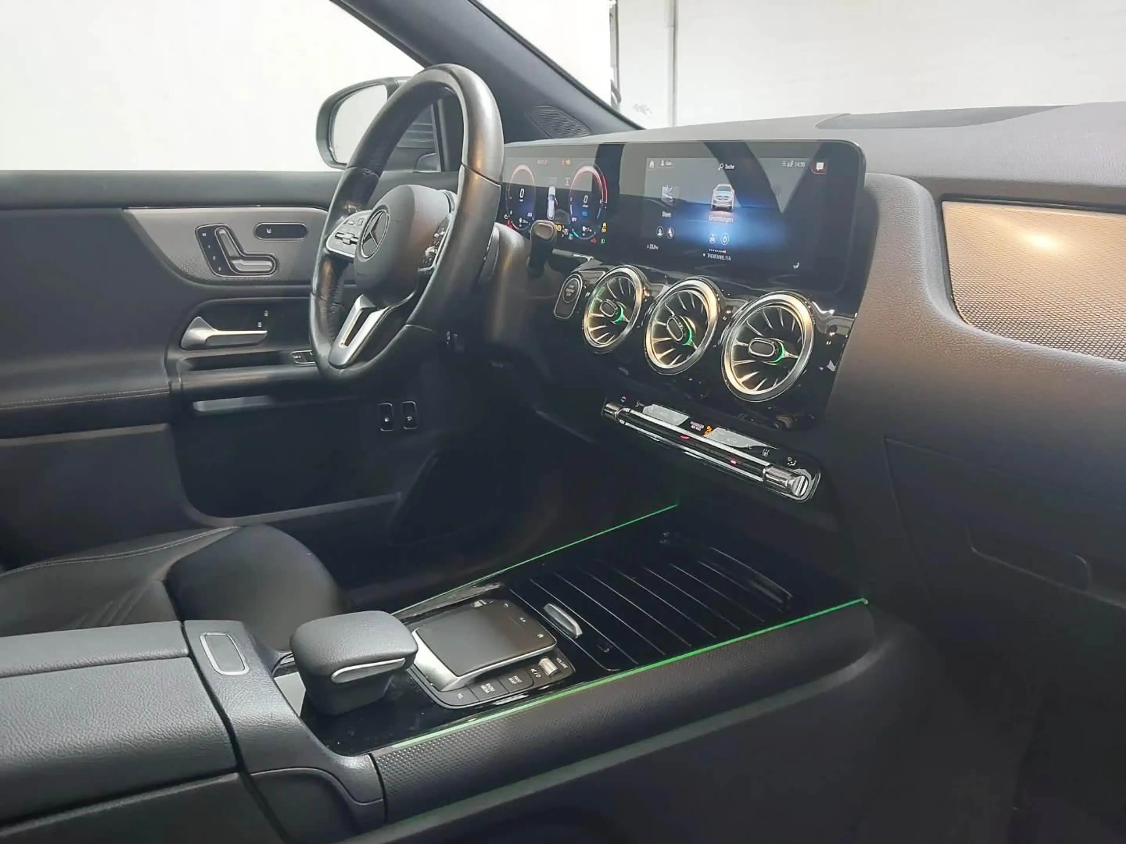 Mercedes-Benz GLA 250 e Style — photo 12