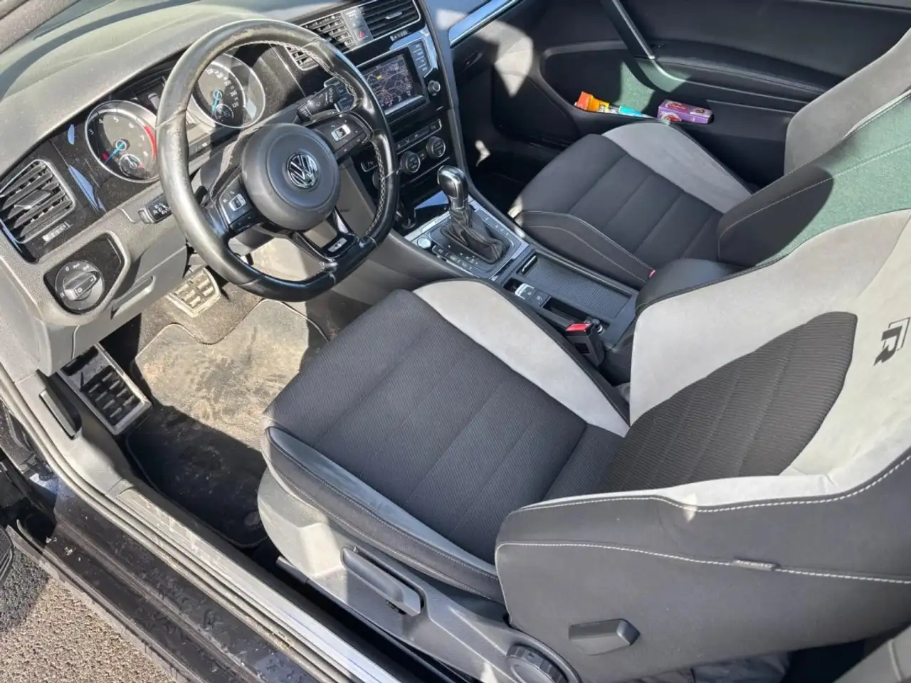 Volkswagen Golf R — photo 17