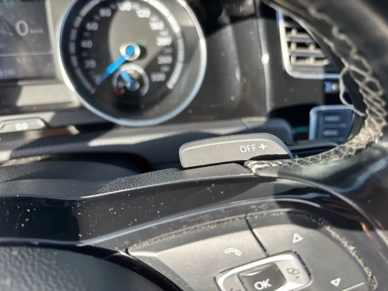 Volkswagen Golf R — photo 28