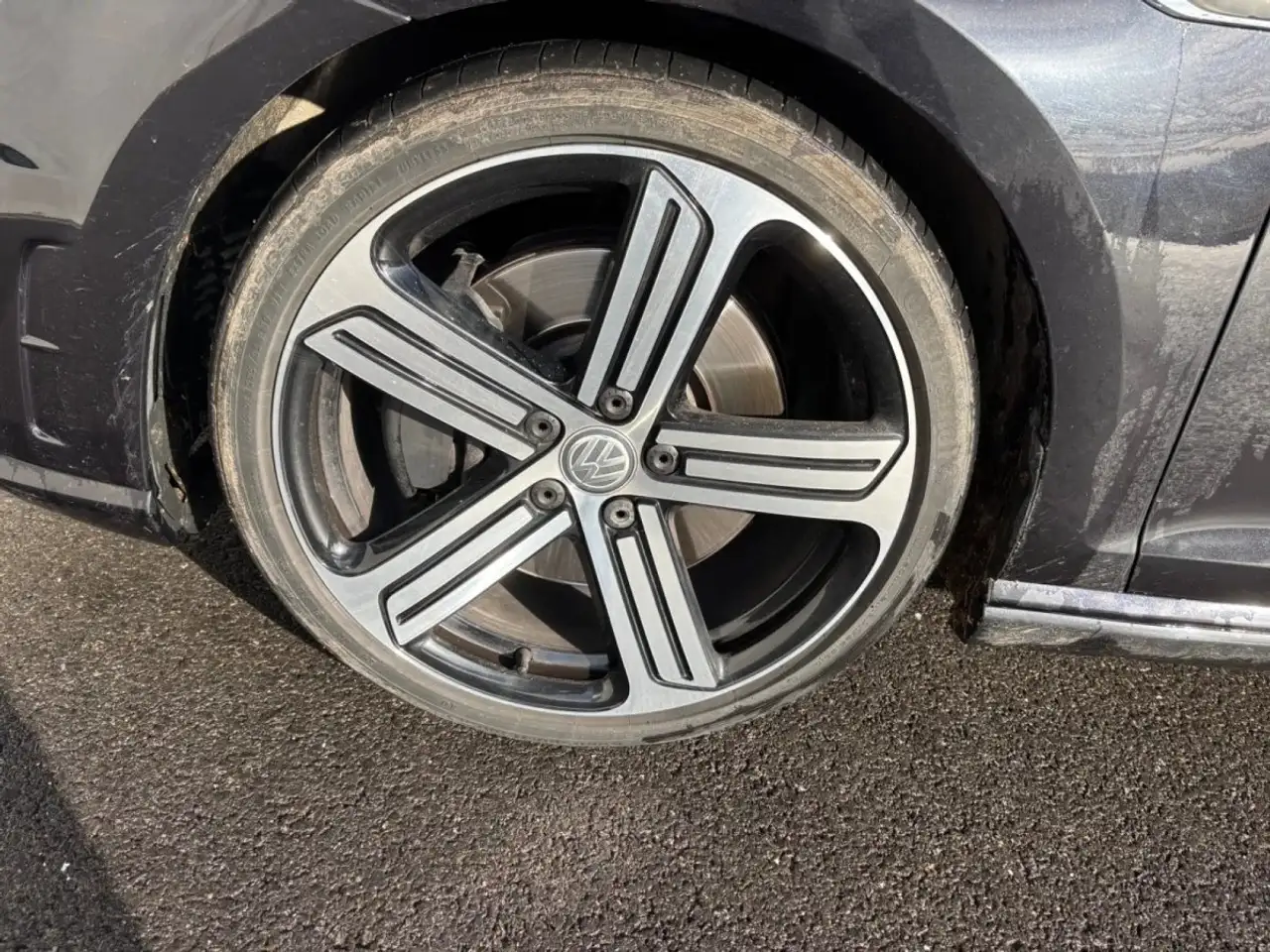 Volkswagen Golf R — photo 11