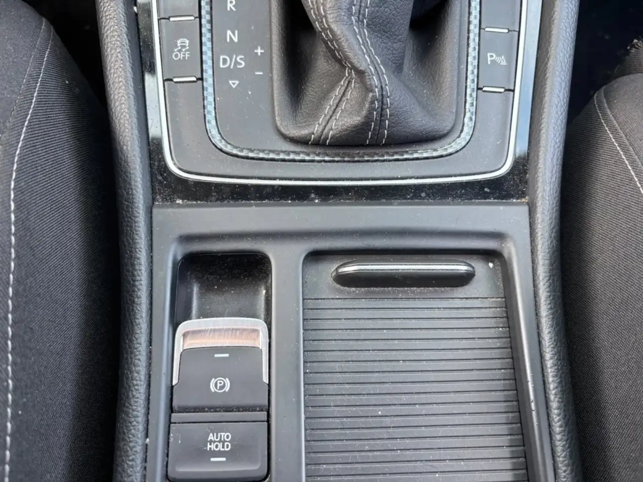 Volkswagen Golf R — photo 26