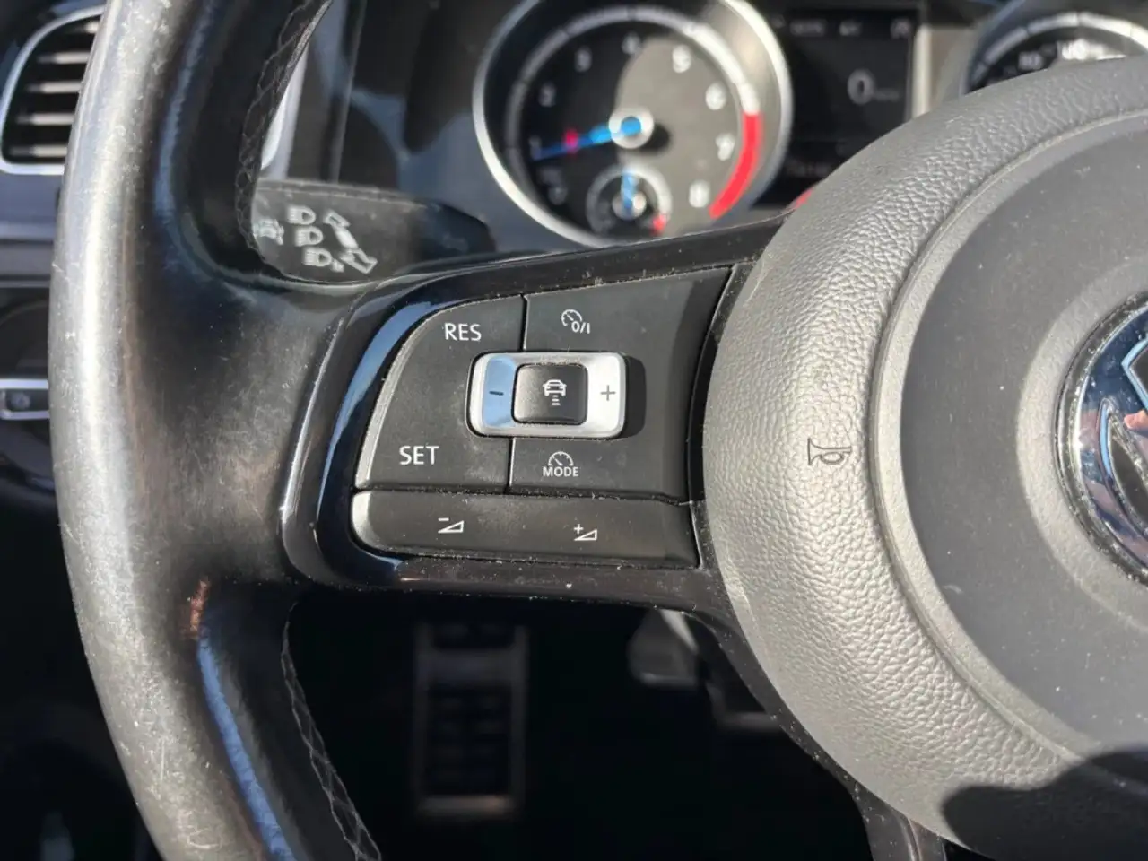 Volkswagen Golf R — photo 30