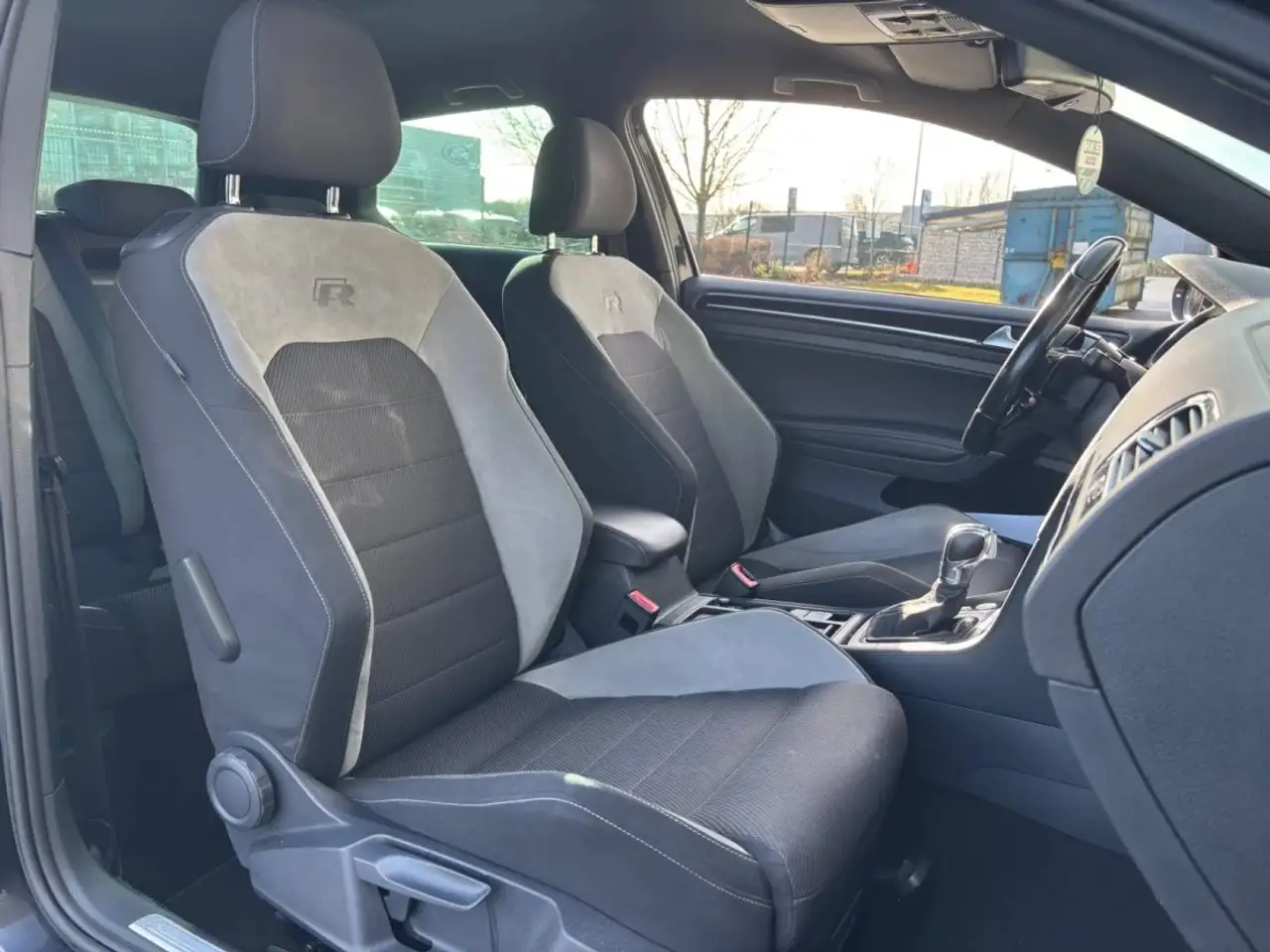 Volkswagen Golf R — photo 15