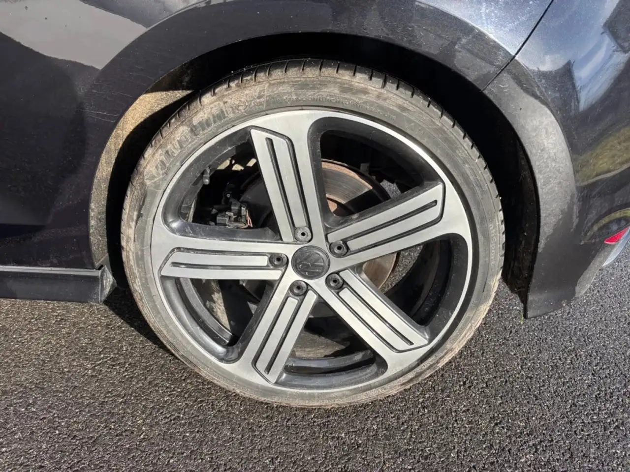 Volkswagen Golf R — photo 12