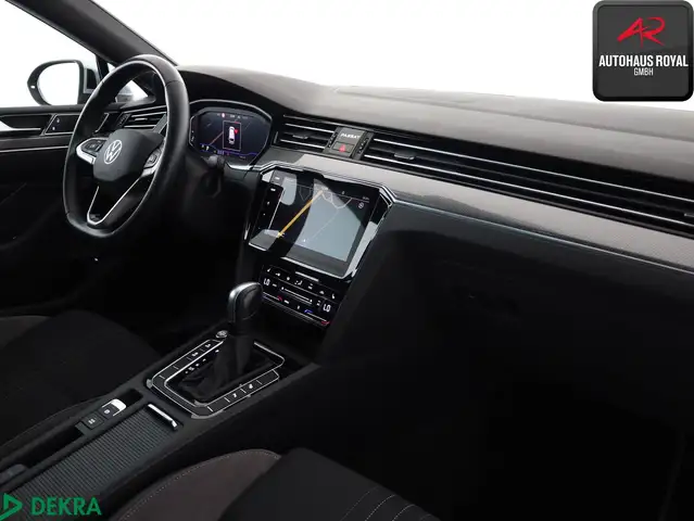 Volkswagen Passat Alltrack view 11