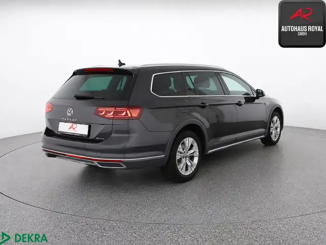 Volkswagen Passat Alltrack view 5