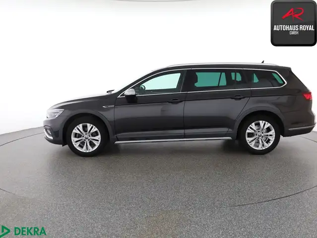 Volkswagen Passat Alltrack view 2