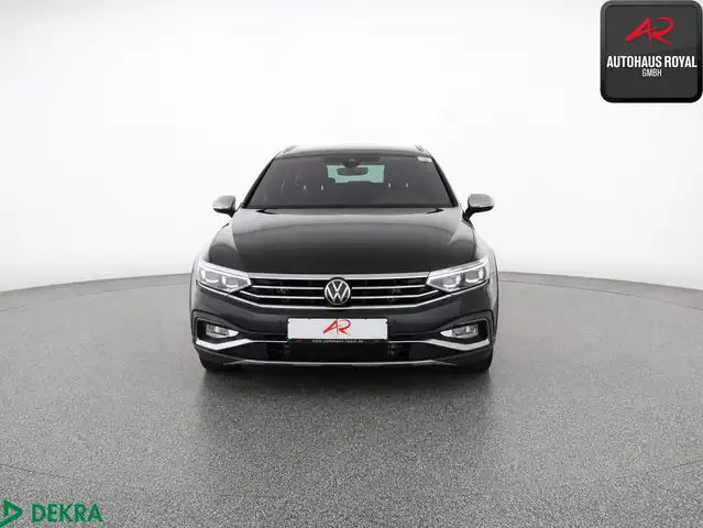 Volkswagen Passat Alltrack view 8