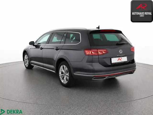 Volkswagen Passat Alltrack view 3
