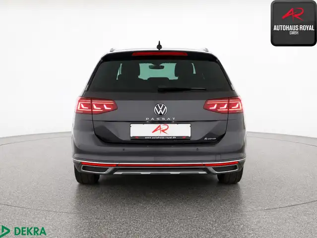 Volkswagen Passat Alltrack view 4
