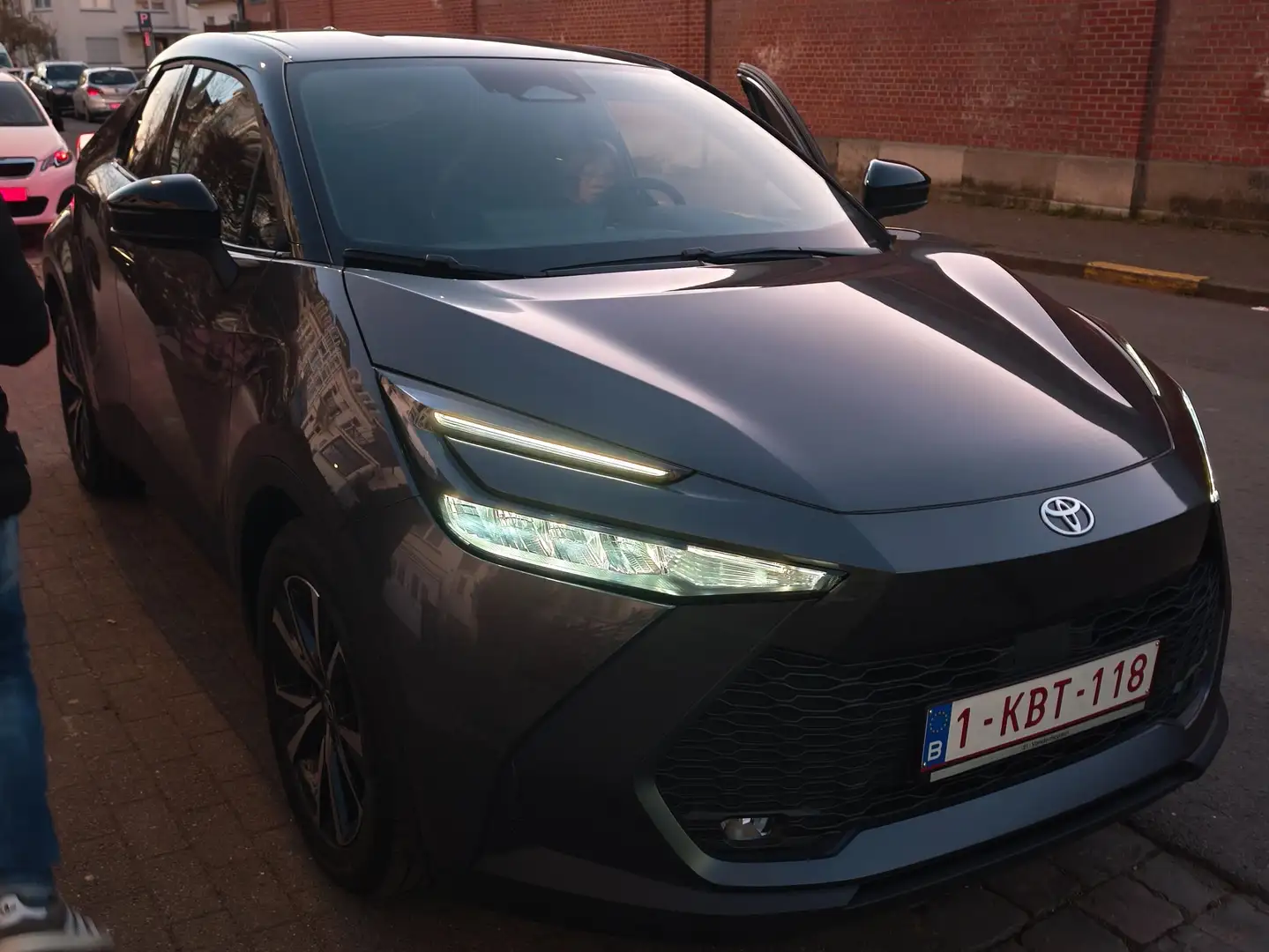 Toyota C-HR C-HR Hybrid PHEV 2.0 Elite Bi-Tone E-CVT (164 kW) Gris - 1