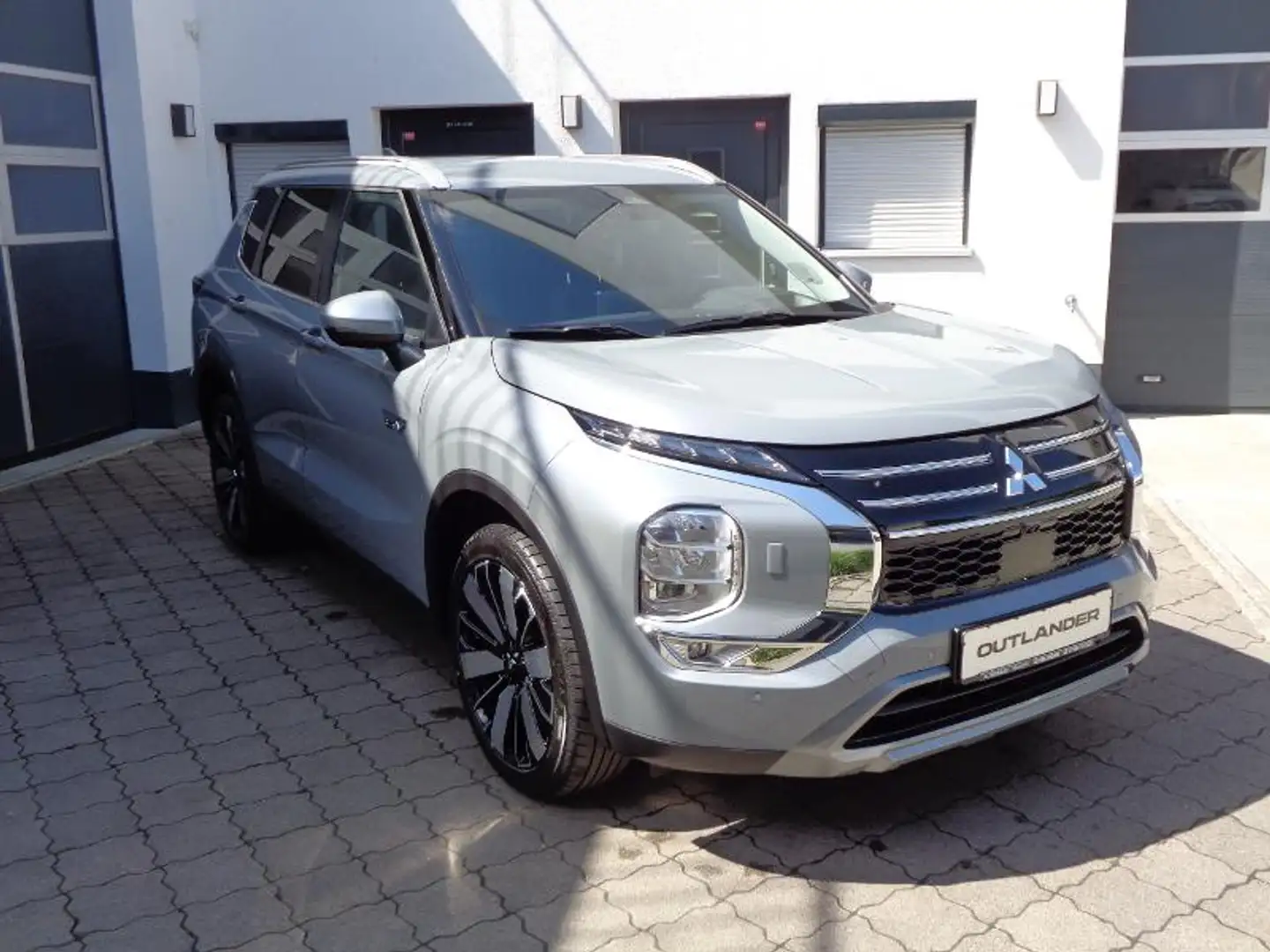 Mitsubishi Outlander 2.4L PHEV Intro Edition Grau - 1