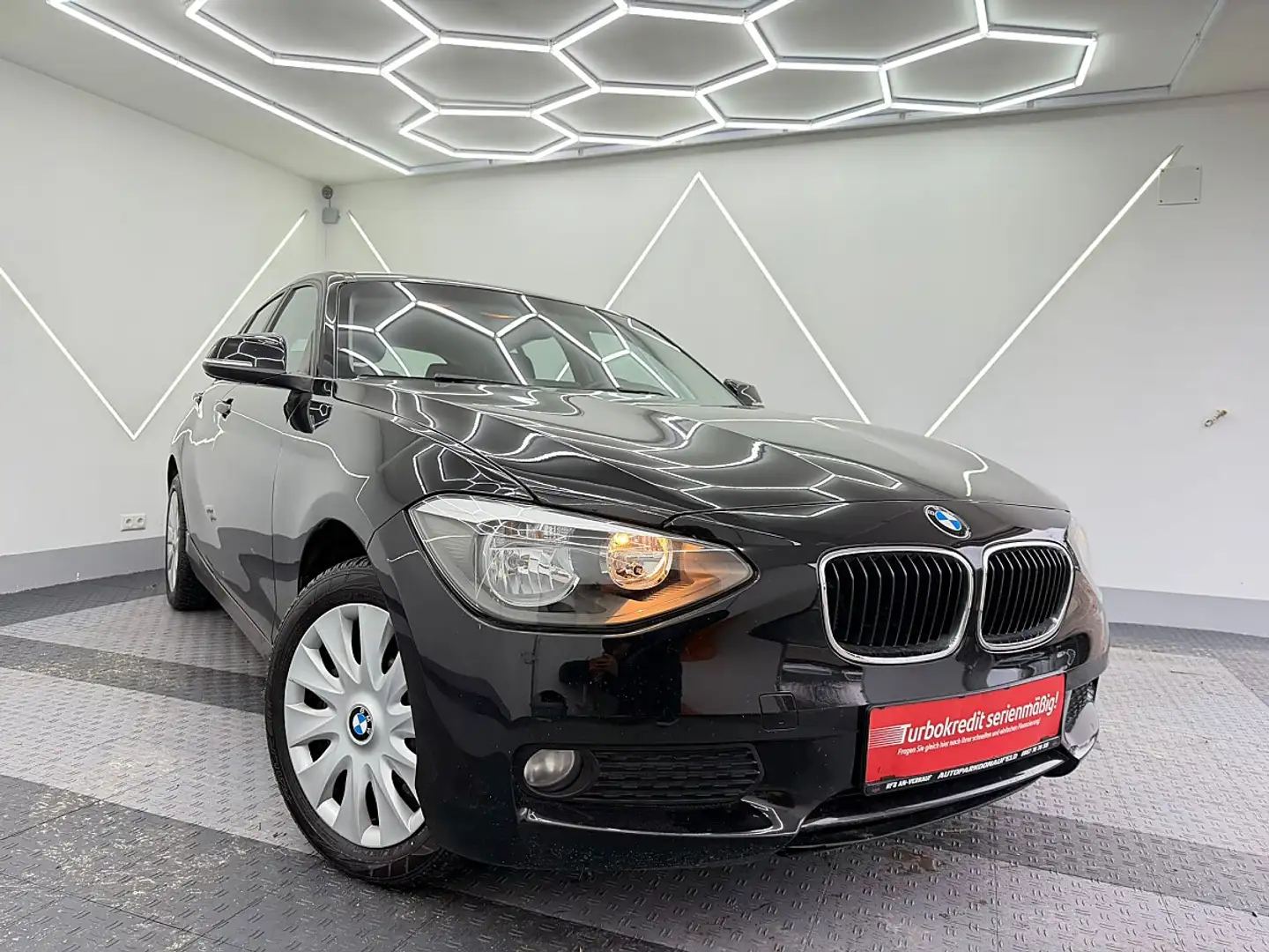 BMW 114 i Klein/Kompaktwagen *GEPFLEGT* Noir - 2