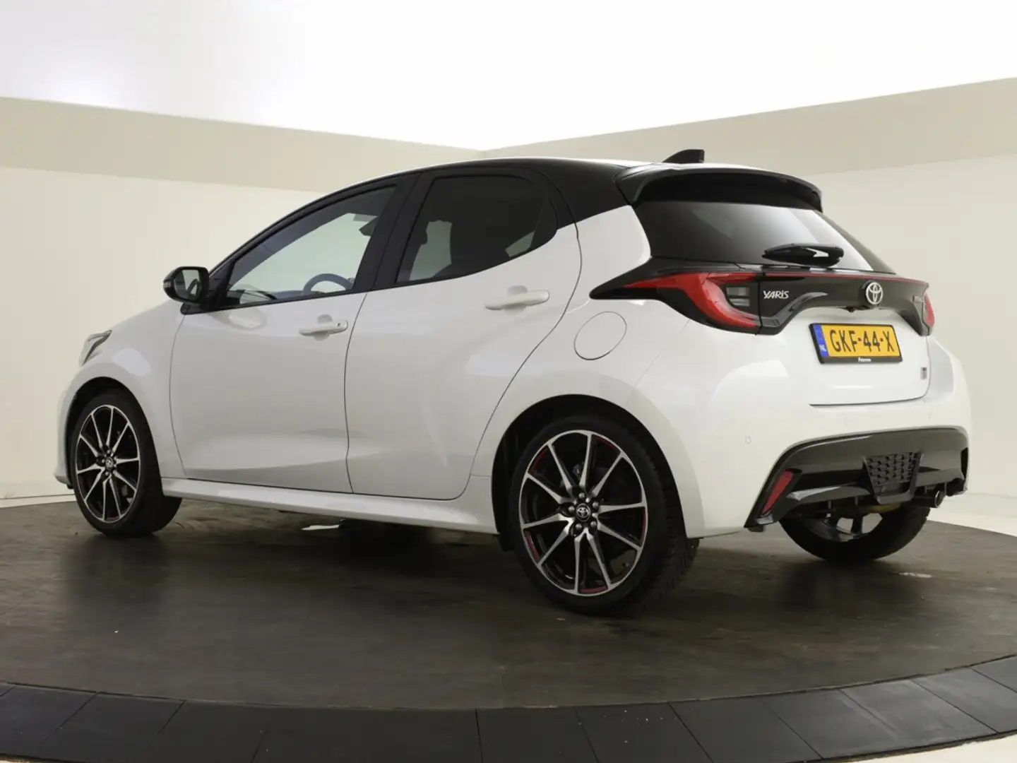 Toyota Yaris DEMO 1.5 Hybrid GR Sport | Panoramadak | PDC V+A | Wit - 2