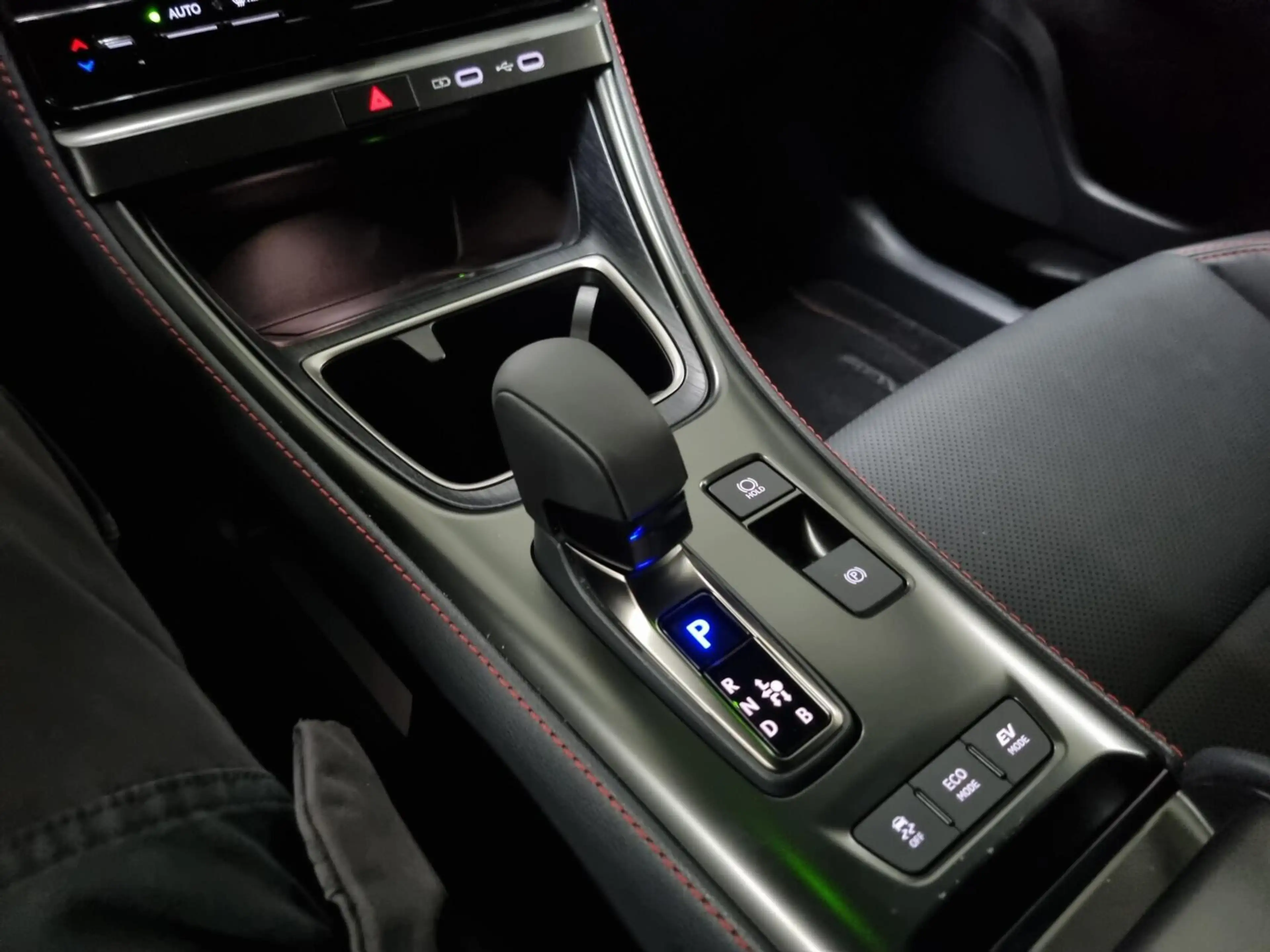 Lexus LBX 1.5 Emotion / Bi-Tone / TechPack / Leder / Elektr. — photo 17