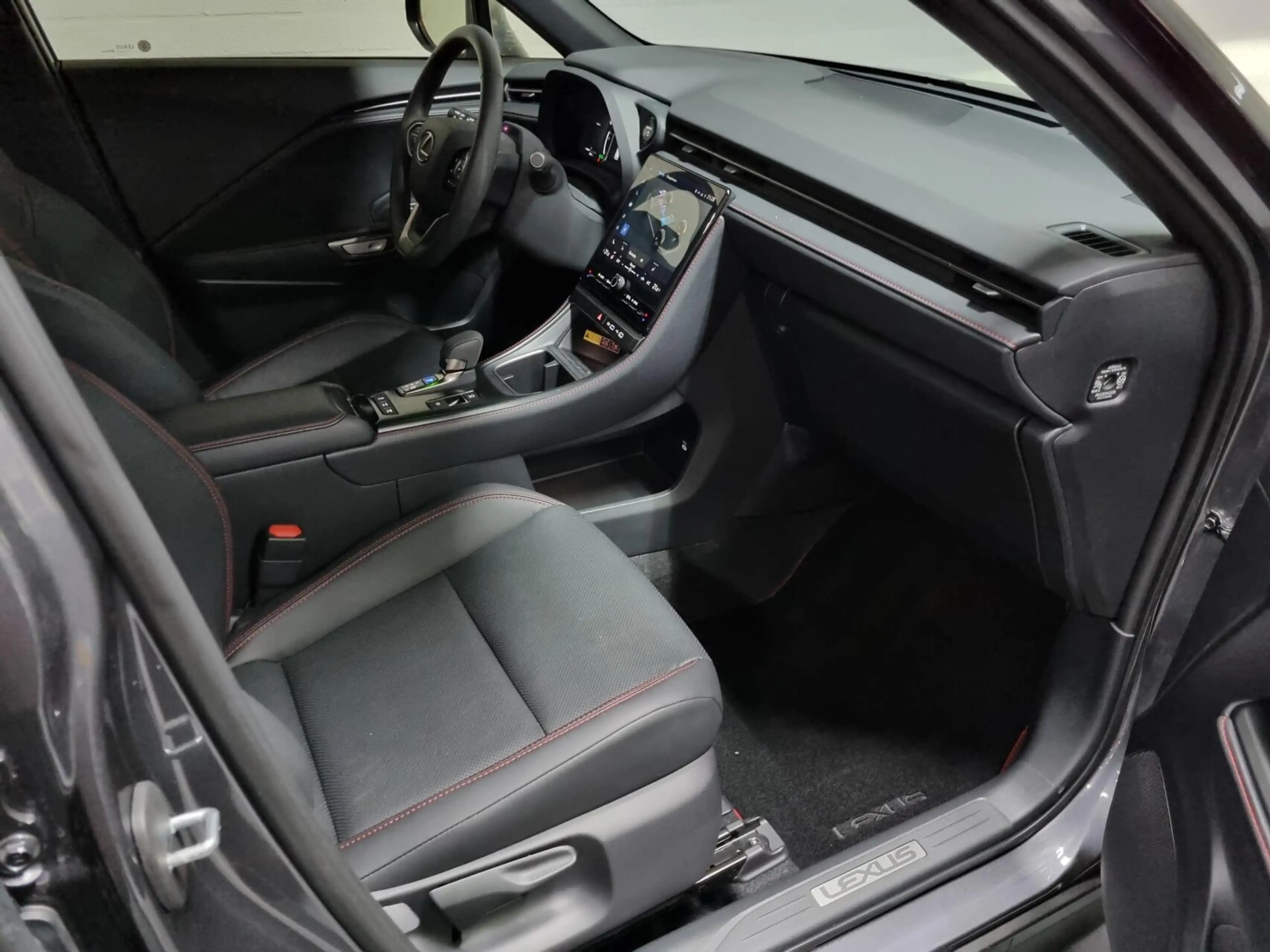Lexus LBX 1.5 Emotion / Bi-Tone / TechPack / Leder / Elektr. — photo 19