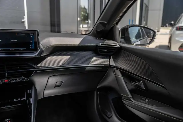 Peugeot 208 view 13