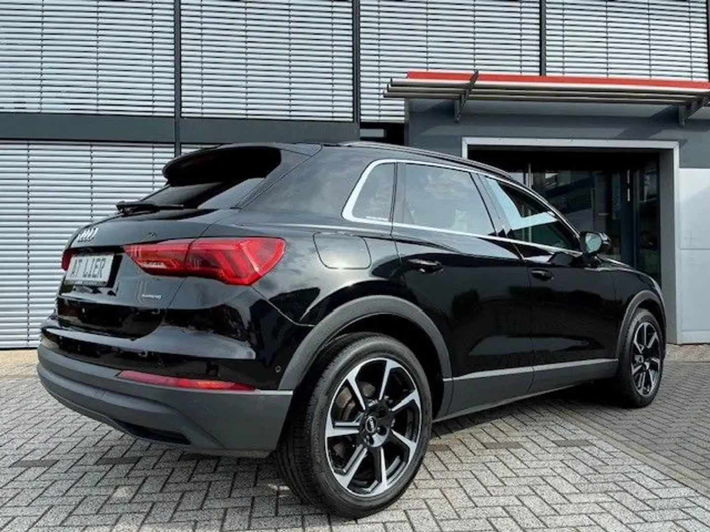 Audi Q3 40 TFSI quattro S tronic LED STHZ KAMERA AHK Schwarz - 2