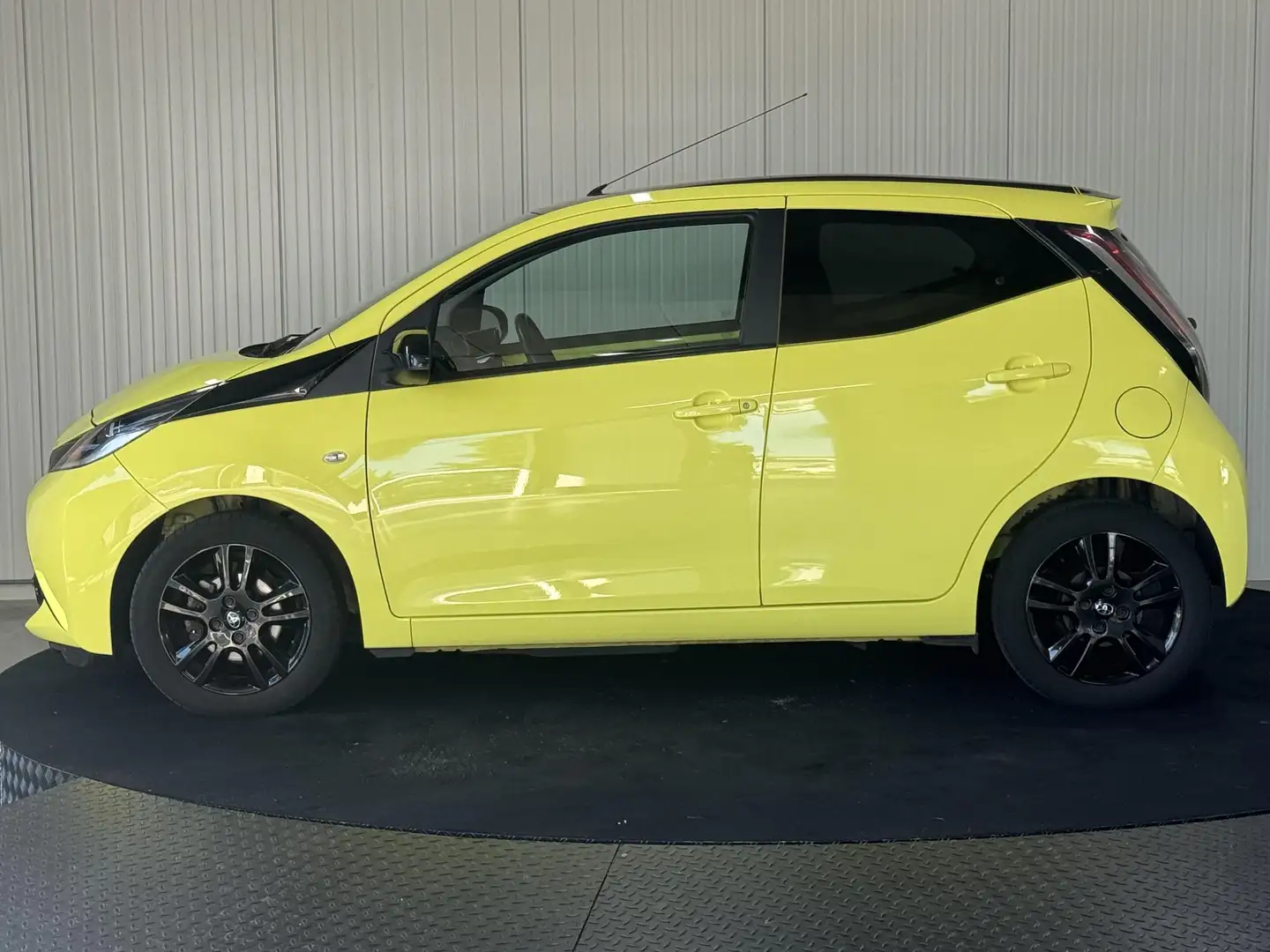 Toyota Aygo 1.0 VVT-i X-Cite Airco Camera LM Velgen NL Geel - 2