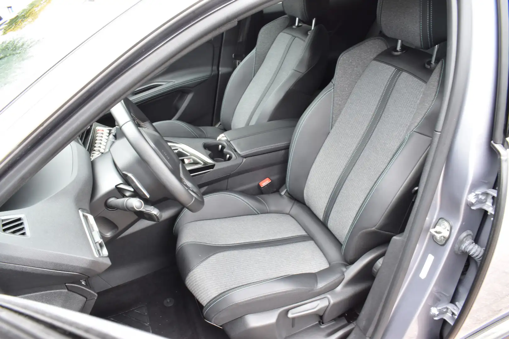 Peugeot 3008 HYbrid 180 EAT 7 Allure Pack Business | Navi | Car Grijs - 2