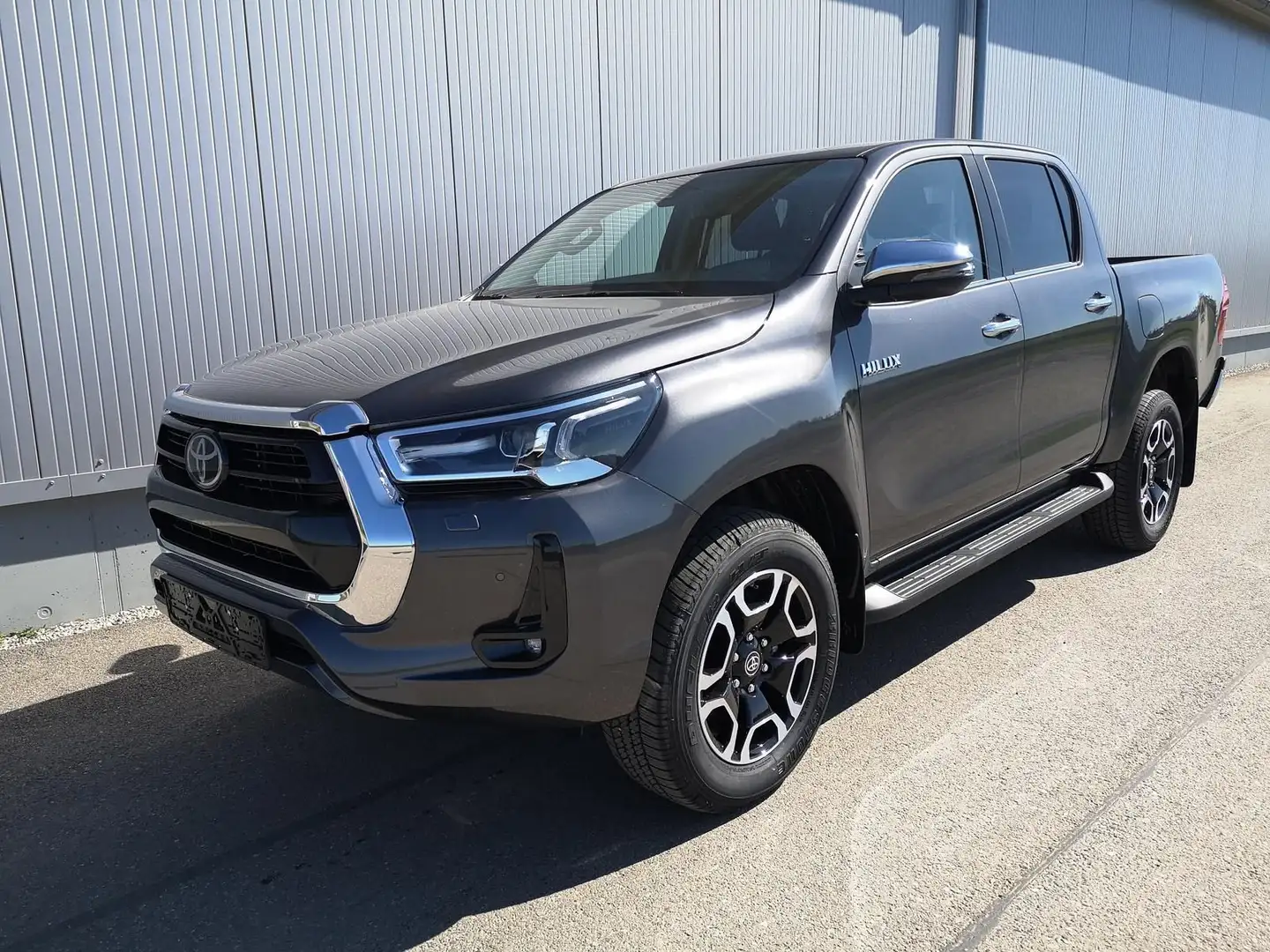 Toyota Hilux Double Cab 2,8D 4WD A/T Grijs - 1