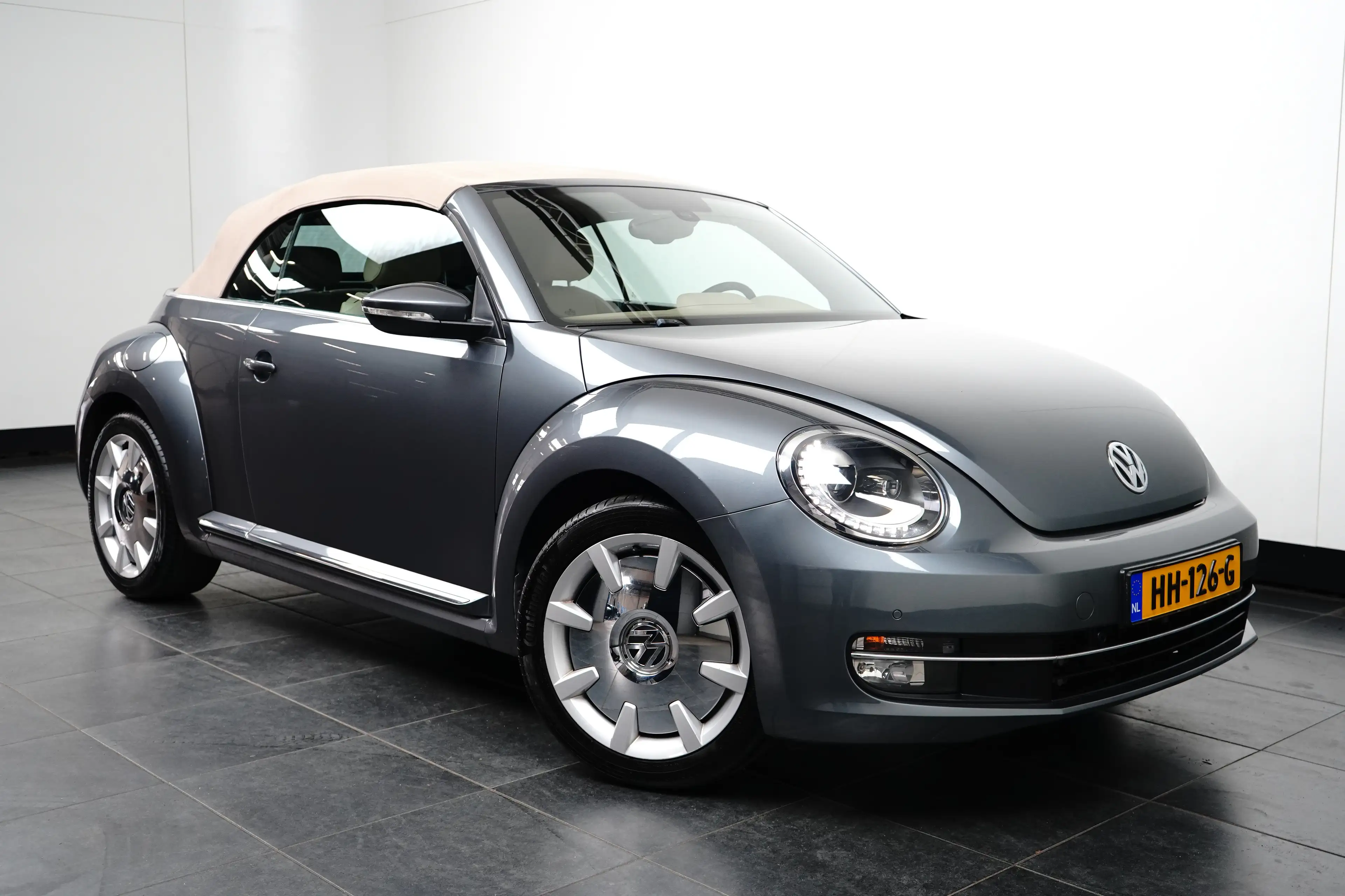 Volkswagen Beetle Cabriolet 1.2 TSI 105PK Design BlueMotion | STOELV — photo 3