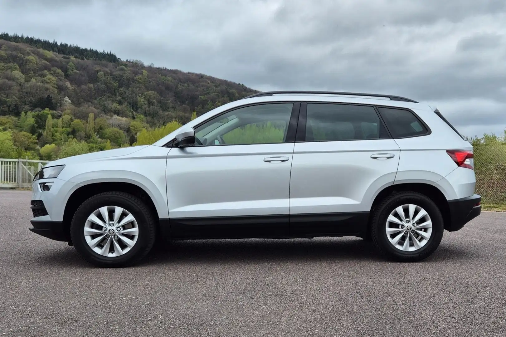 Skoda Karoq 2.0 TDI Ambition 4x4, DSG, Navi, Carplay. Silber - 2