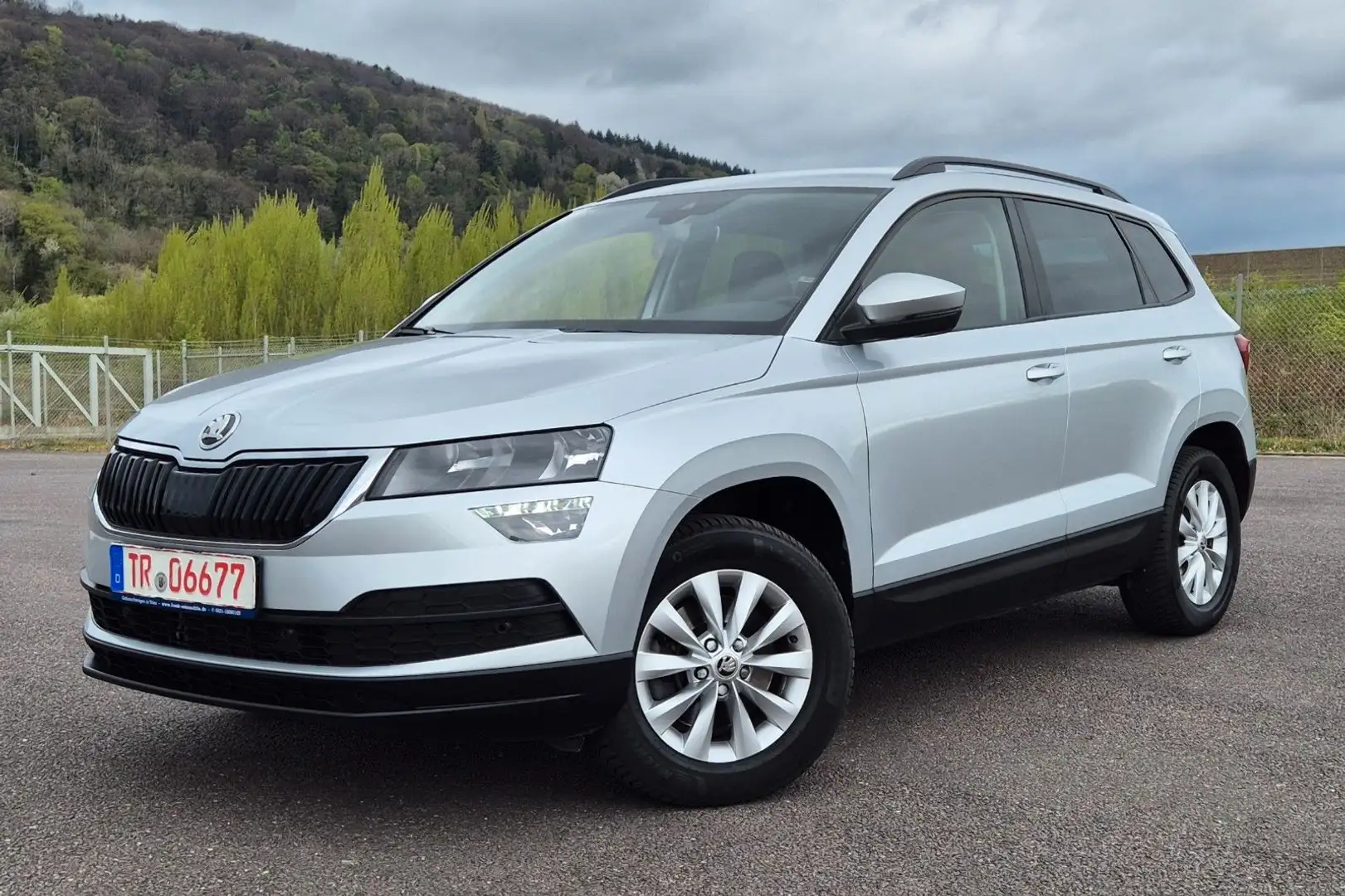 Skoda Karoq 2.0 TDI Ambition 4x4, DSG, Navi, Carplay. Silber - 1