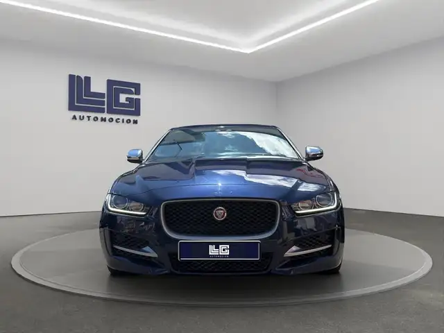 Jaguar Xe view 3