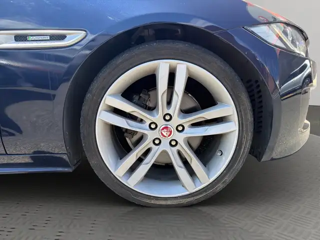 Jaguar Xe view 11