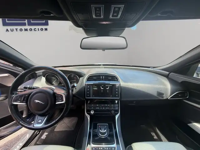 Jaguar Xe view 15