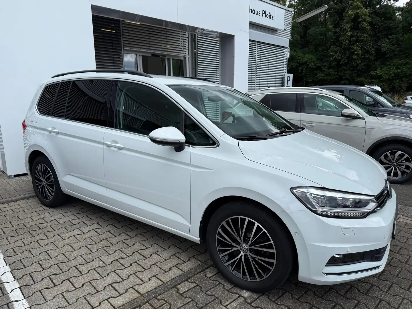 Volkswagen Touran Highline 2.0 TDI 150 PS AHK Kamera ACC Wit - 2
