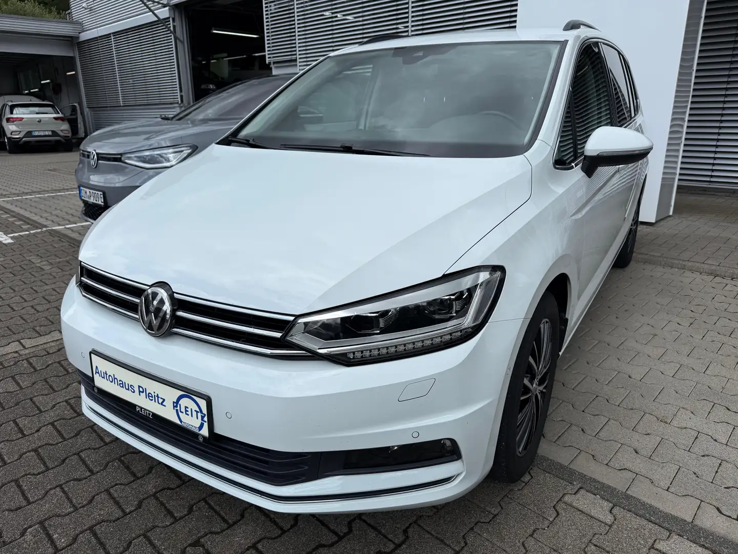 Volkswagen Touran Highline 2.0 TDI 150 PS AHK Kamera ACC Wit - 1