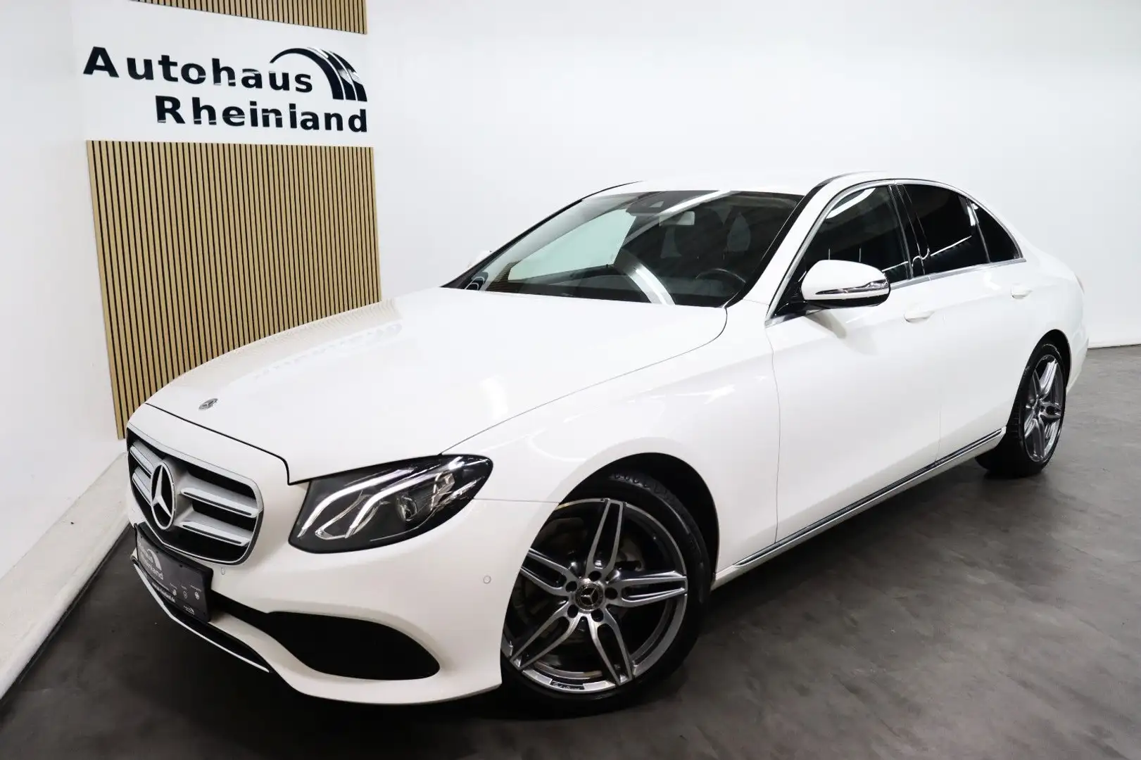 Mercedes-Benz E 200 E200 Lim. Avantgarde*WIDESCREEN*KAMERA*LEDER*AHK Weiß - 1