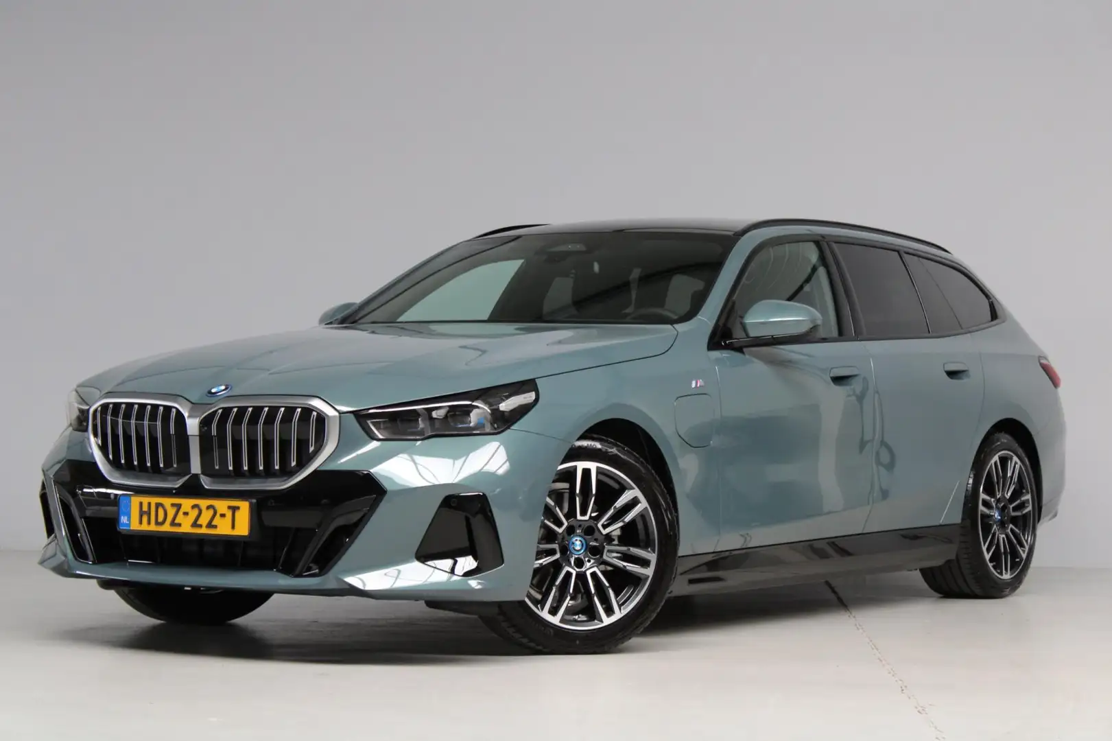 BMW 530 5-serie Touring 530e M-sport [ head-up panoramadak Zelená - 1