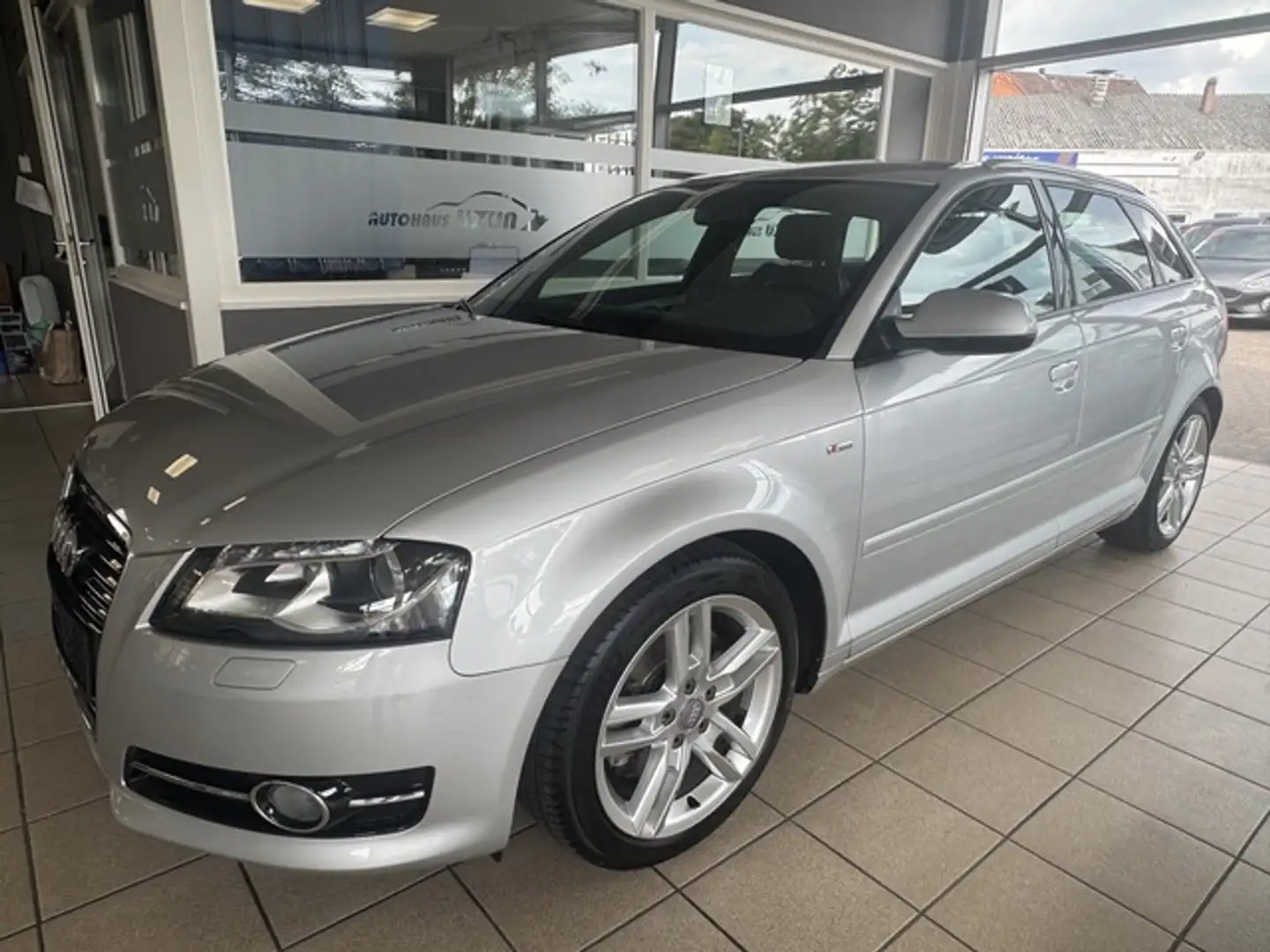 Audi A3 2.0 TDI Sportback 1.HD Sline Leder Navi Xenon Silber - 2