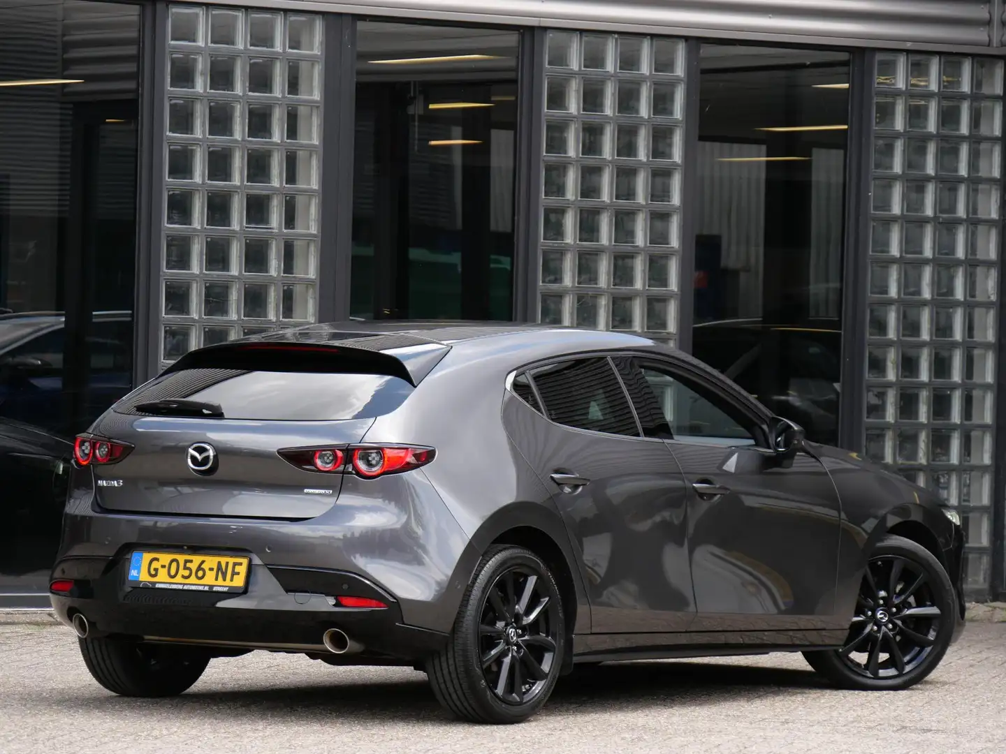 Mazda 3 2.0 180PK LUXURY/ 360°CAMERA/ BOSE/ LEER/ HEAD-UP Grijs - 2