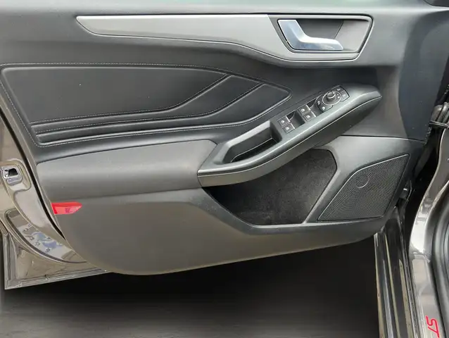 Ford Focus view 3