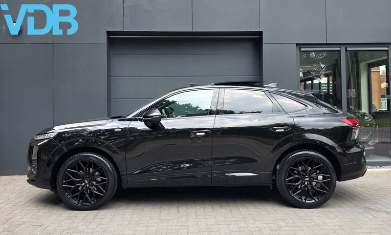 Audi Q3 Sportback 35 TFSI S-LINE BLACK EDITION PANO SFEER — photo 6