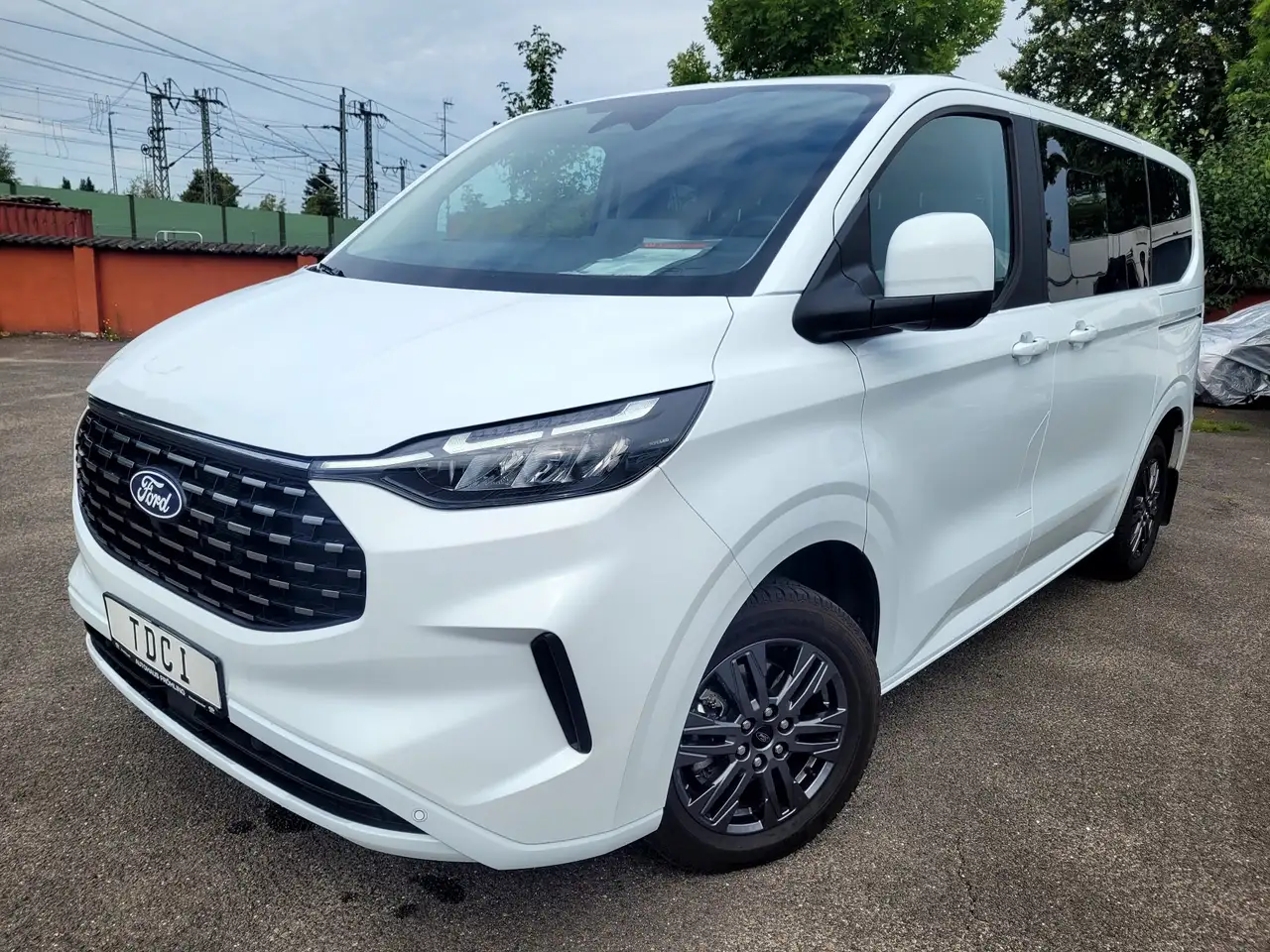 Ford Tourneo Custom L1 Tourneo Titanium AHK — photo 1 of 20