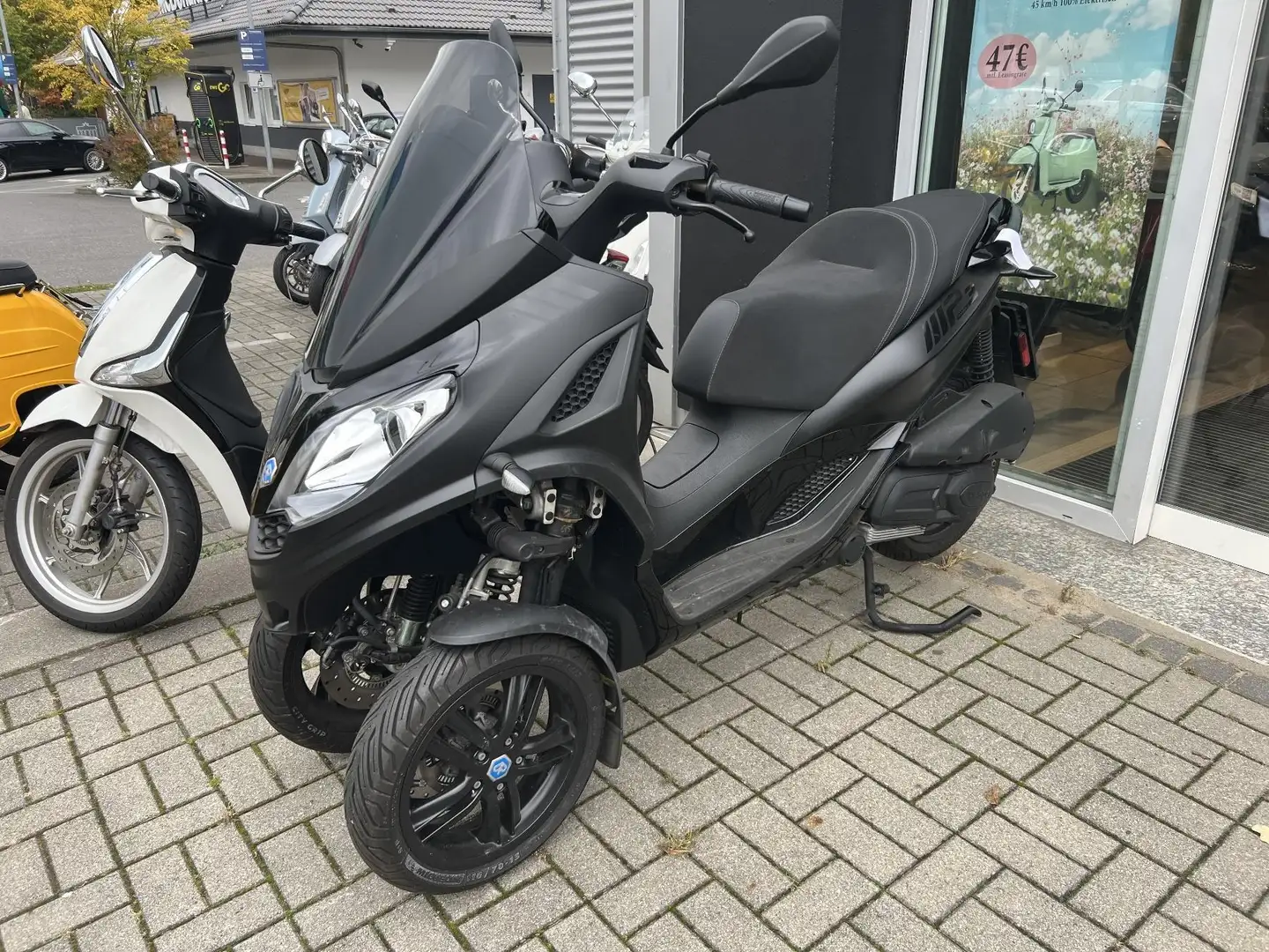 Piaggio MP3 300 HPE E5 SE DEEP BLACK ALLWETTERREIFEN Noir - 1