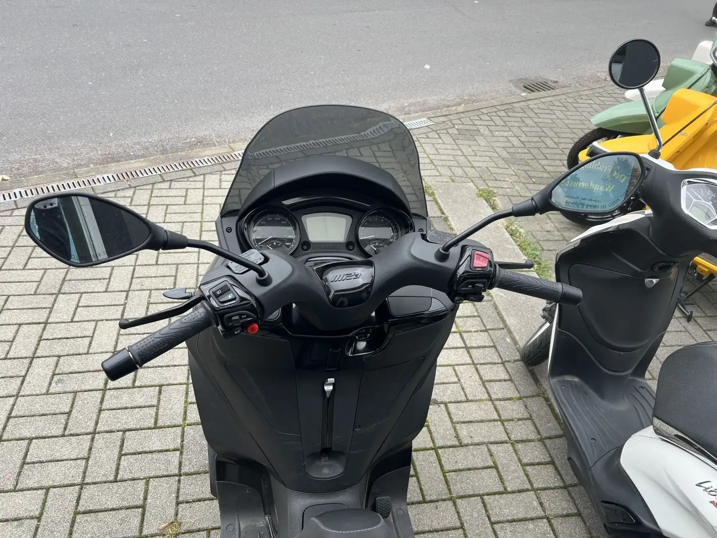 Piaggio MP3 300 HPE E5 SE DEEP BLACK ALLWETTERREIFEN Noir - 2