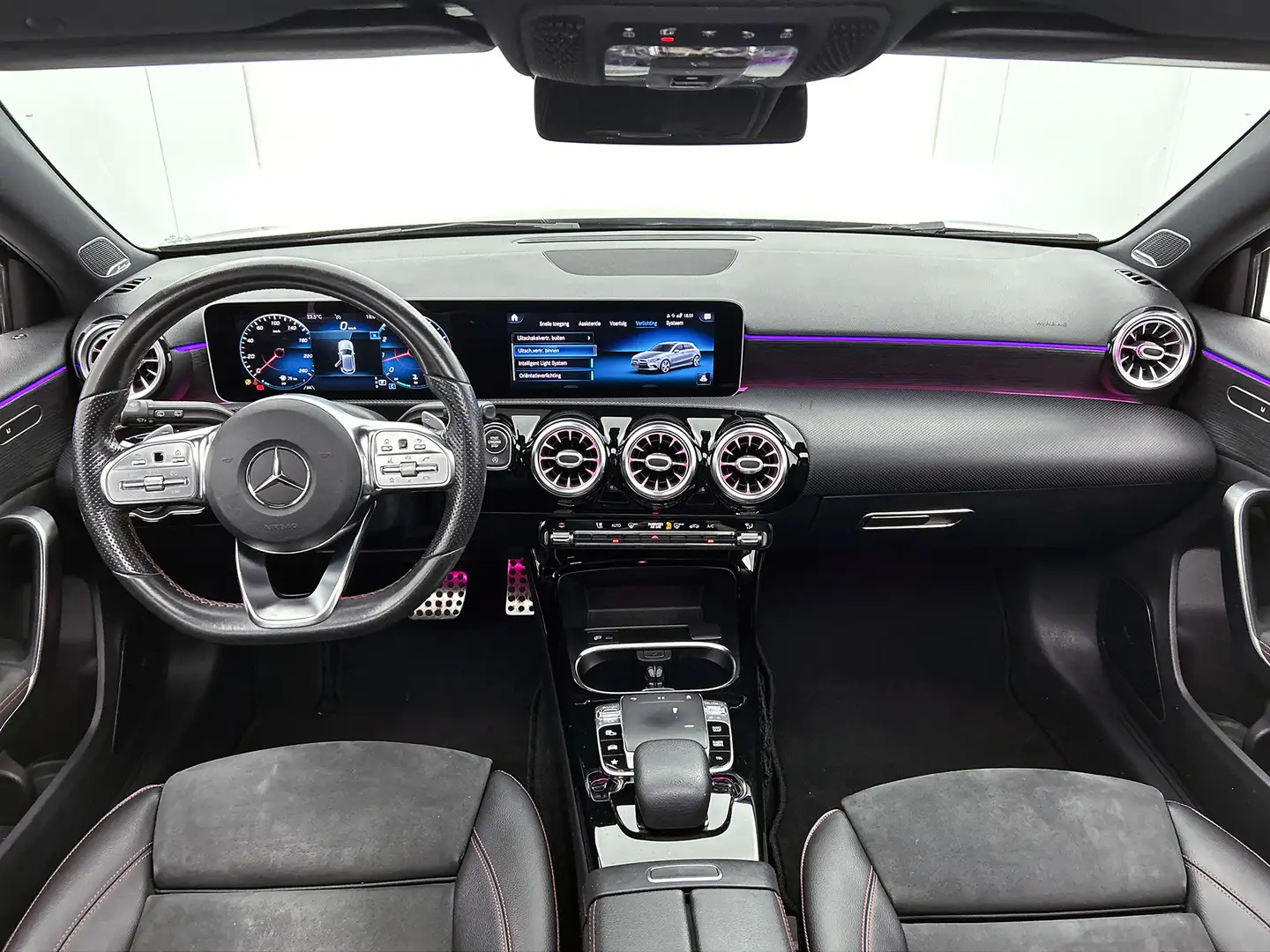Mercedes-Benz A 220 AMG Premium(BOM VOL, Pano, SfeerV, Burmester Audio Zwart - 2