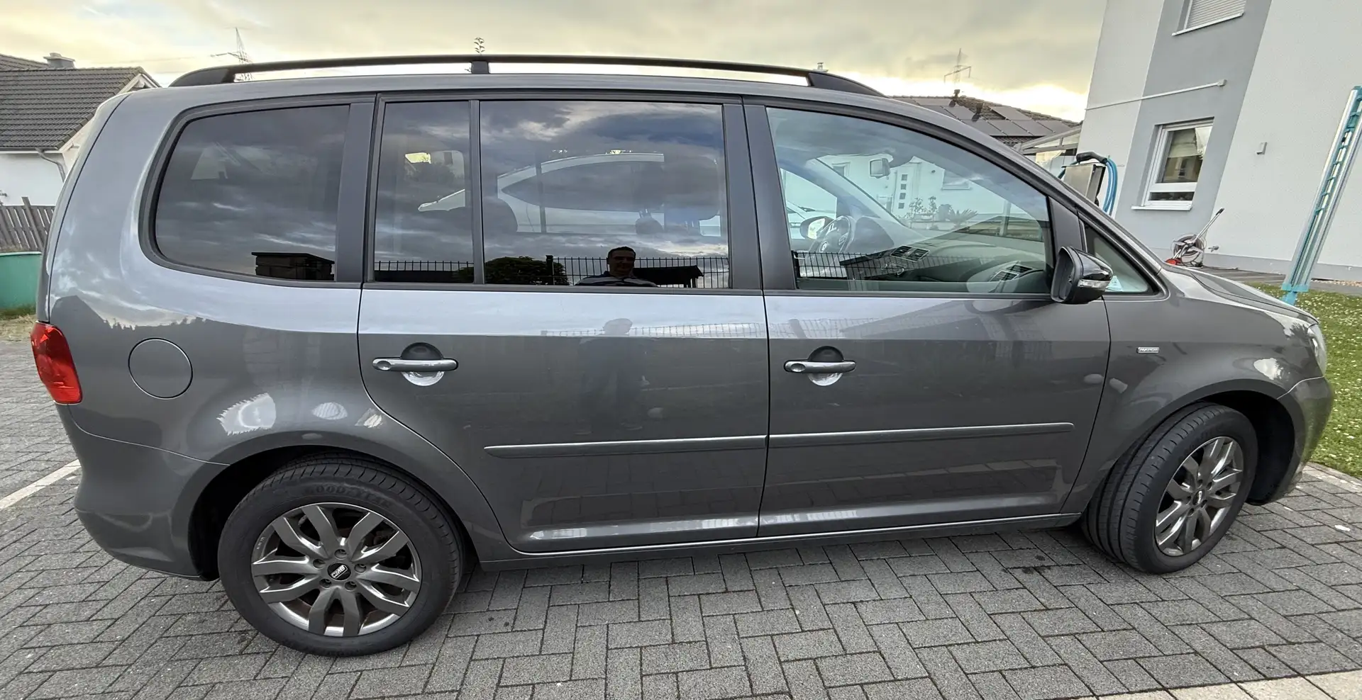 Volkswagen Touran Match, TDi, 7 Sitze, Klima Grau - 2