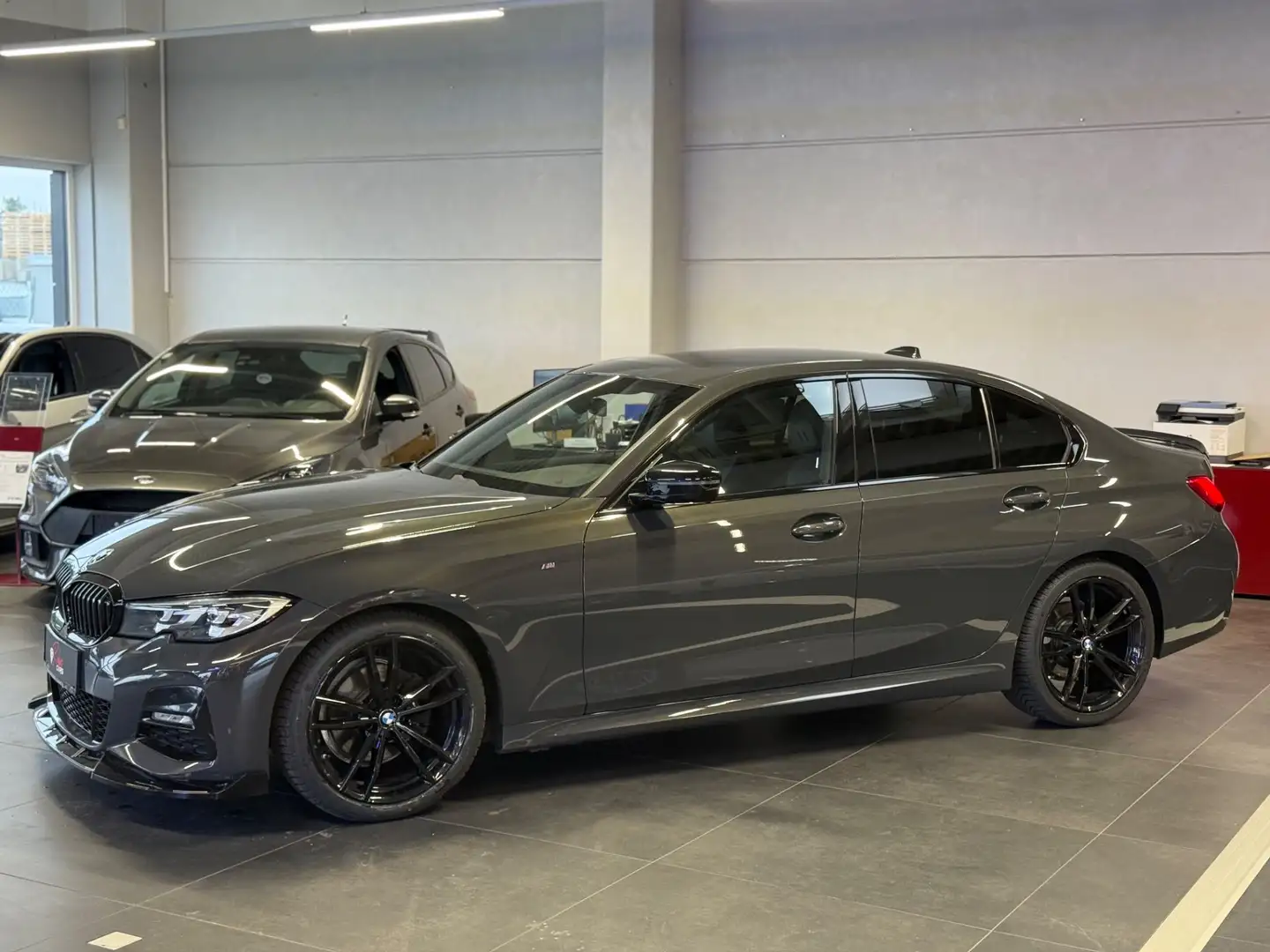 BMW 320 3er - 320 d M Sport Individual Gravit Grau Zilver - 2