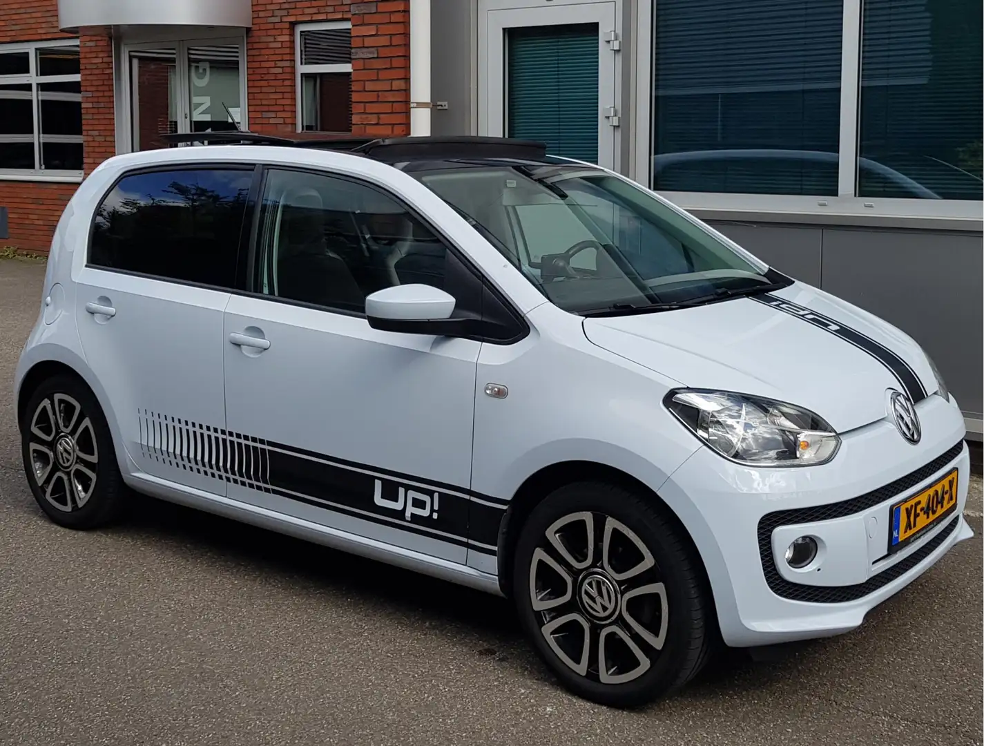 Volkswagen up! 1.0 5Drs PanoDak Airco Navi Cruise LmVlg Weiß - 1