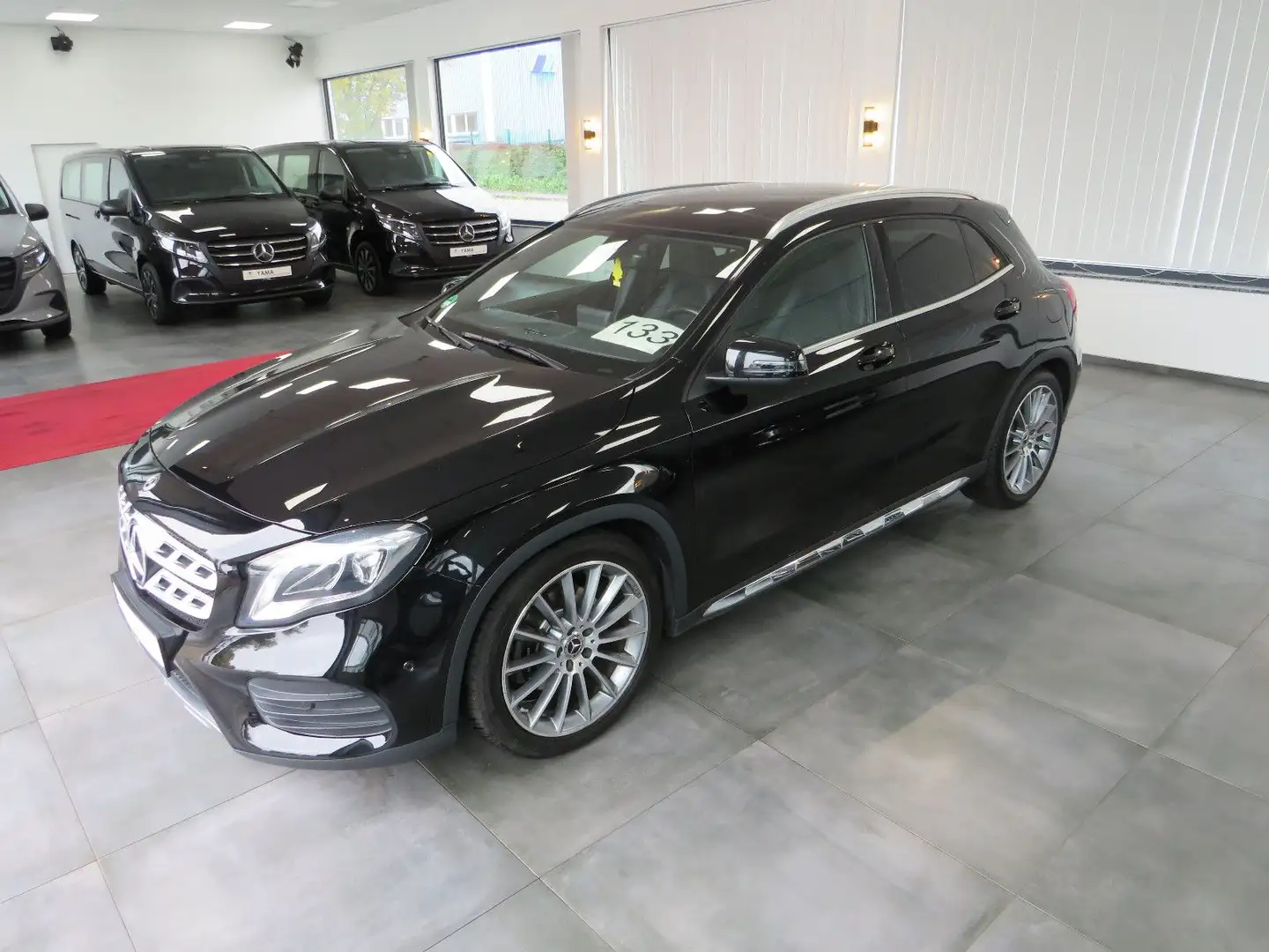 Mercedes-Benz GLA 250 4Matic AMG Line Zwart - 1