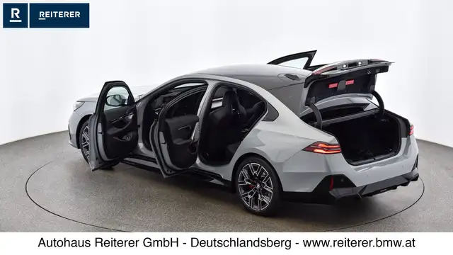 BMW 5 Series view 10